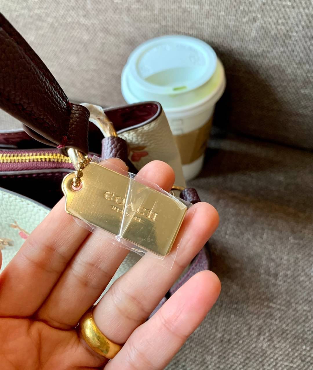 COACH SMALL TOWN BUCKET BAG WITH HEART FLORAL PRINT ((C2811)) 💐พร้อมส่งสินค้าห้ามพลาดค่ะ! กระเป๋าหิ้ว//คล้องไหล่//สะพายครอสบอดี้ร์ได้ ใบเดียวเอาอยู่จร้า😘 หนังแท้โดดเด่นด้วยดอกหัวใจนูนสลับวิ้งๆ ได้สวยงามน่ารักมากๆค่ะ