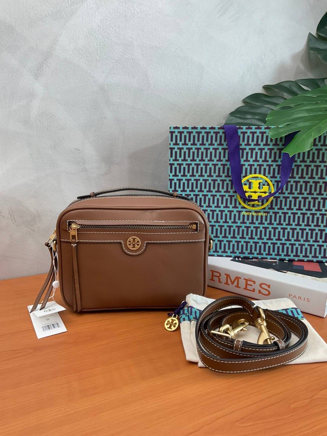TORY BURCH T MONOGRAM JACQUARD CAMERA BAG กระเป๋าสะพาย Crossbody วัสดุหนังวัวแท้ การออกแบบเรียบง่าย ยังคงความหรูหราเอาไว้ โดดเด่นด้วยลวดลาย T Monogram มาพร้อมสายสะพายยาวแบบสปอร์ต ถอดออกได้ สายปรับระดับได้ ตอบสนองการใช้งานได้ดี มีหูหิ้วด้านบนสามารถใช้งานได