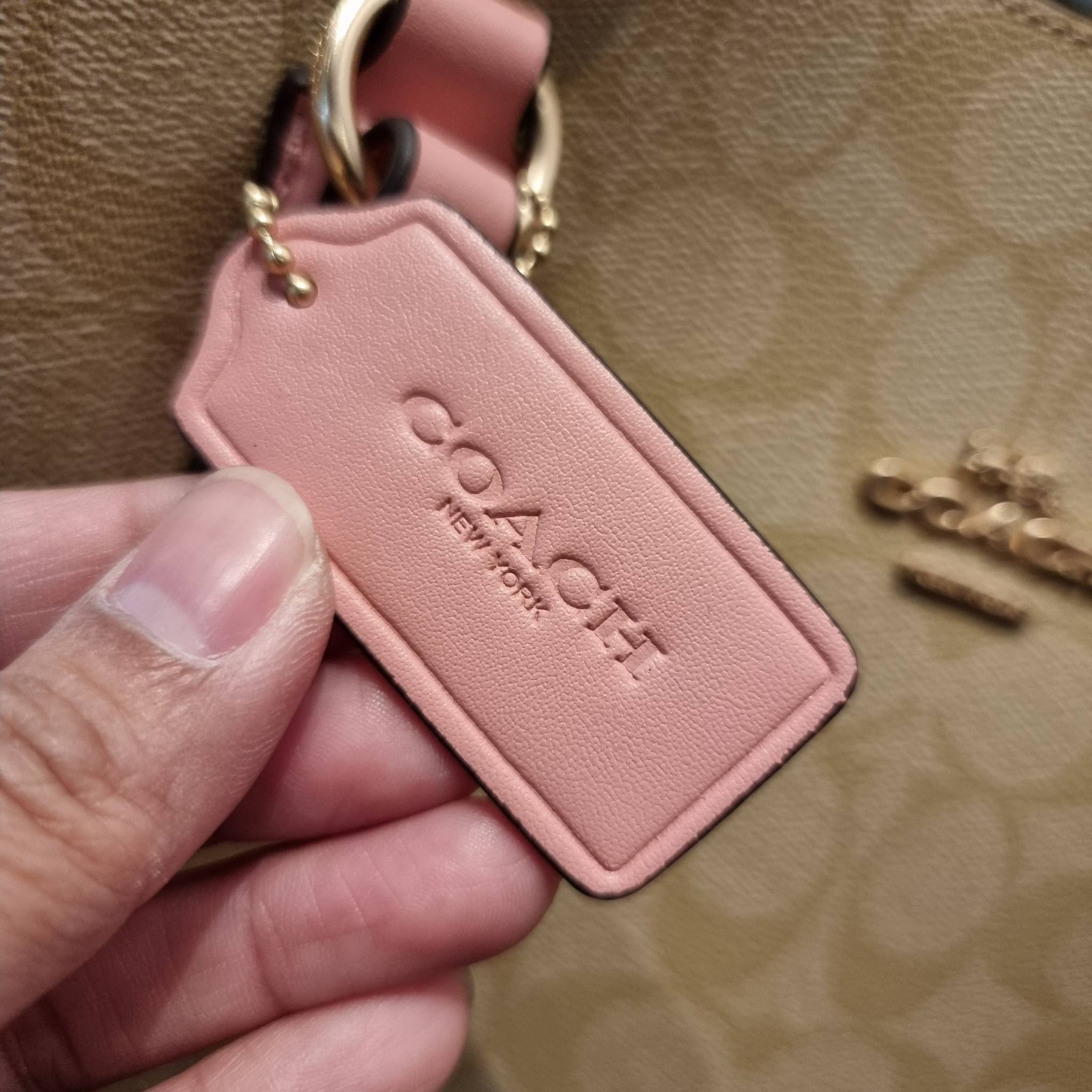 COACH C4075 TATUM CARRYALL IN SIGNATURE CANVAS คอลเลคชั่นใหม่ล่าสุด จัดมาให้ได้สวยก่อนใคร สวยหรูทุกสี!! ลุคผู้ดีต้องมาอีกหนึ่ง กระเป๋าสะพายทรงสวย ที่มาพร้อมสายสะพายไหล่ในตัว และสายครอสบอดี้สำหรับสะพายข้าง วัสดุหนัง crossgrain สวยคมมากๆ ตัวกระเป๋าถูกแบ่งเป