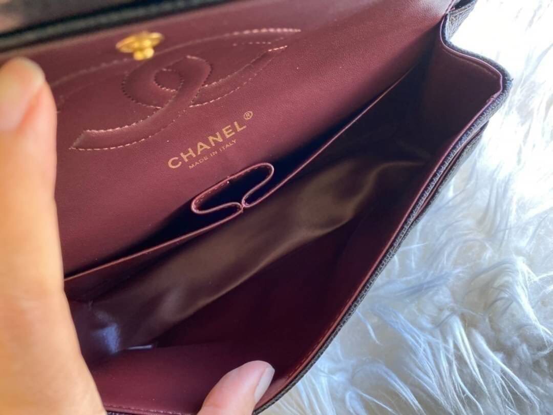 VIP GIFT 】หนังแท้ CHANEL Classic black caviar (อะไหล่เงิน/ทอง) กระเป๋าสะพาย LOOK Cool ใบนี้ ไม่มีถือว่า Out มากๆ ไม่ต้องพูดถึงความสวยเยอะ เพราะยอดขายถล่มทลาย ไม่มีไม่ได้แล้วค่าา