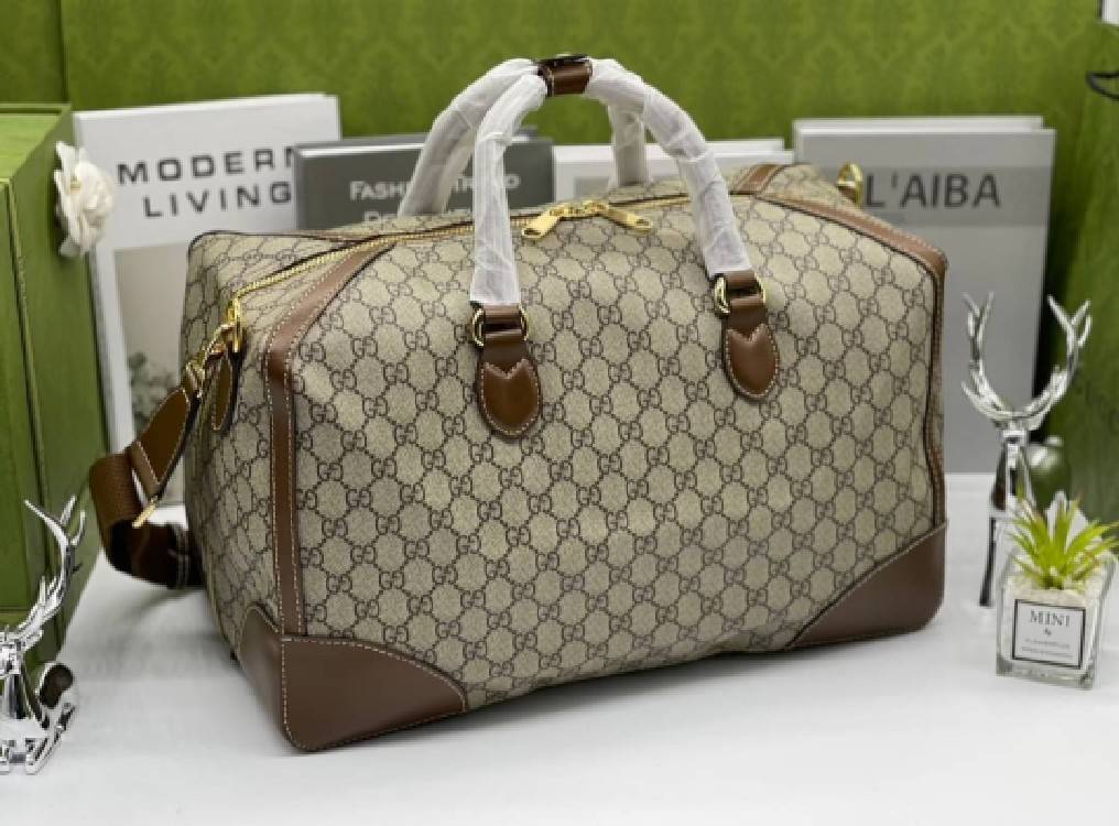 GUCCI Duffle bag with Interlocking G เกรดออริจินอล กระเป๋าใบใหญ่จุใจ 16" ใส่สัมภาระขึ้นเครื่องเดินทางได้ ใส่เสื้อผ้า รองเท้า เอกสาร A4 iPad Notebookได้ หูจับแข็งแรง สายสะพายยาวถอดออกได้ สะพายไหล่หรือ Crossbody ก็ดูดี ใช้ได้ทั้งชายหญิง ภาพถ่ายสินค้าจร