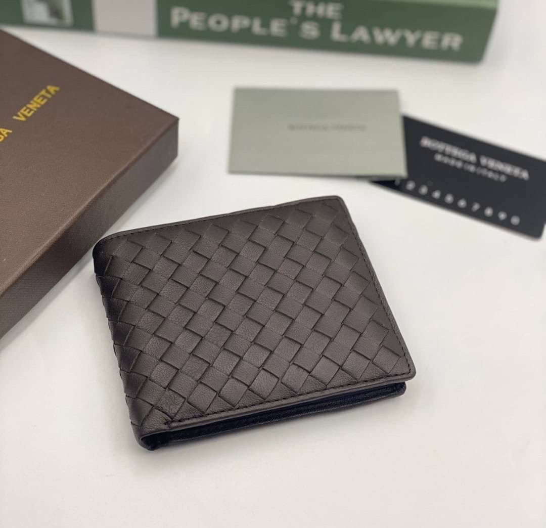 VIP 】หนังแท้ BOTTEGA VENETA WALLET กระเป๋าสตางค์ใบสั้นคุณผู้ชาย รุ่นตามหา มาเท่าไหร่ไม่เคยพอเลยค่า เป็นรุ่นคลาสสิกที่หยิบมาใช้งานได้บ่อยที่สุด งานหนังลูกวัวแท้ทั้งใบสวยมากนะคะ ใช้ทนทานได้นานเลยค่ะ ภาพสินค้าถ่ายจากงานขายจริง พร้อมส่งที่ไทยราคาสุดคุ้มห้ามพล