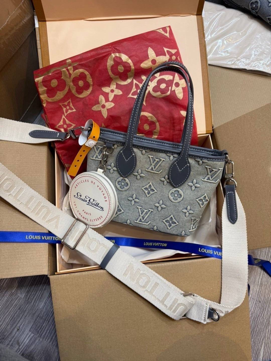 LV Neverfull Denim Mini Bag ดีไซน์ใหม่ล่าสุดก่อนใคร กระเป๋าทรงโท้ทมินิไซส์ ที่ไม่ได้เล็กตามชื่อ มาในรูปแบบ washed denim สวยคลาสสิค ดูแพงสุดๆ