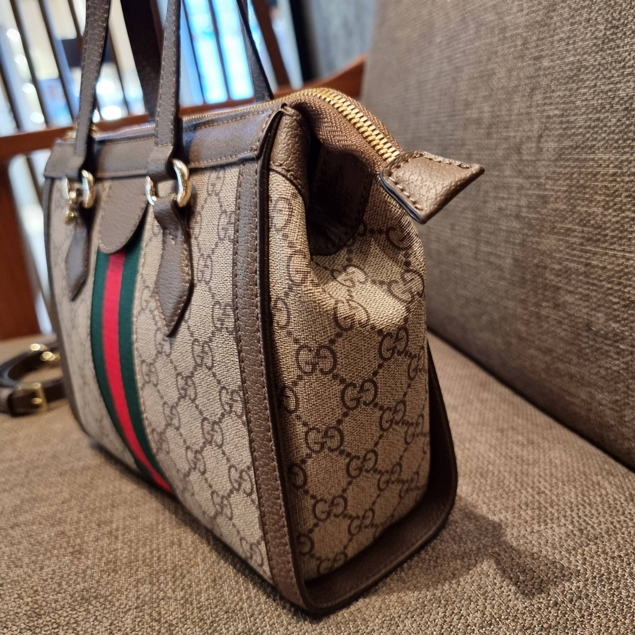 GUCCI Ophidia Small GG Tote Bag GC CLASSIC SMALL TOTE BAG WITH GWP กระเป๋าถือ/สะพาย อีกรุ่นหายาก ที่คงความสวยคลาสสิค และเรียบหรู วัสดุหนังแคนวาส ดีไซน์แถบคาดโดดเด่น รูปทรงสวยน่าใช้มากๆ สะพายขับผิว เปิด-ปิดกระเป๋าด้วยซิป หัวซิปตัว G อะไหล่สีทอง ภายในโล่งกว