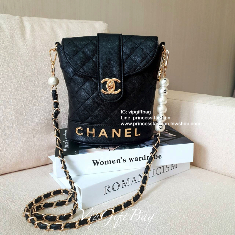 รุ่นใหม่ล่าสุด สวยหรูคลาสสิค ตามสไตล์แบรนด์ CHANEL กับ CHANEL VIP GIFT(GWP) ของแท้ 100% จากเคาเตอร์แบรนด์ CHANEL ทรงสวย ขนาดกำลังดี วัสดุหนัง CAVIER เปิดปิดด้วยกระดุมหน้าแบบบิดปลอดภัยหายห่วง ด้านในมีซิปอีกชั้น อะไหล่ทอง หัวซิปปั้มแบรนด์ ด้านในใส่โทรศัพท์ไ