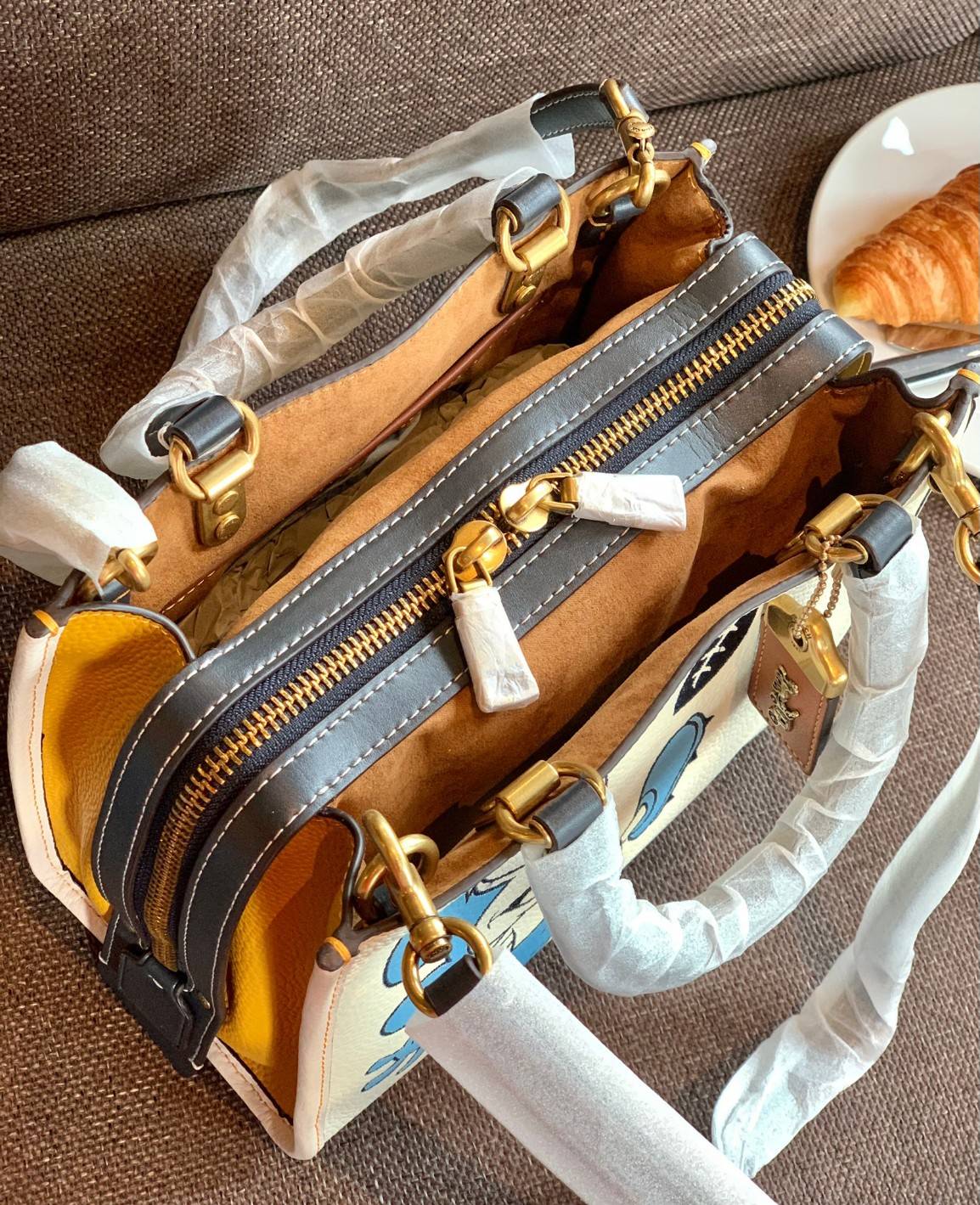 LIMITED EDITION!💥 💋สวยต้องยกนิ้วให้นางไปเลยจร้าา👍👍 COACH DISNEY X COACH ROGUE 25 WITH MICKEY MOUSE((C6166)) 📌พร้อมส่งที่ไทยก่อนใคร คุณภาพจัดเต็มบอกเลย หลงรักแน่นอนค่ะ! ✔️กระเป๋าหิ้ว//คล้องไหล่//สะพายข้างได้ ส