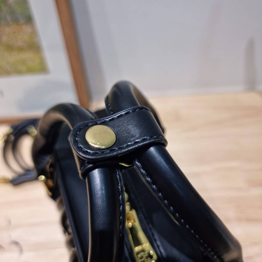 MIU MIU ARCADIE METELASSE LEATHER BAG กระเป๋าถือ/สะพายสุดชิค คุ้มมากไม่อยากให้พลาดน้า เกรดไฮเอน ใช้งานต่างประเทศได้