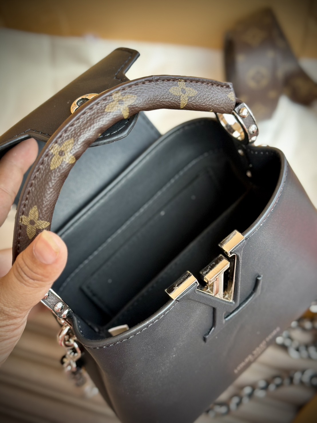 LV Capucines East-West Mini Bag กระเป๋าถือสุดหรู ดีไซน์สวยสีดำคลาสสิค ไซส์มินิดีงามม้ากกกก!! มาพร้อมหูจับในตัว ด้วยรูปทรงวินเทจ ทำให้ไอเท็มนี้สะกดทุกสายตาจริงๆ