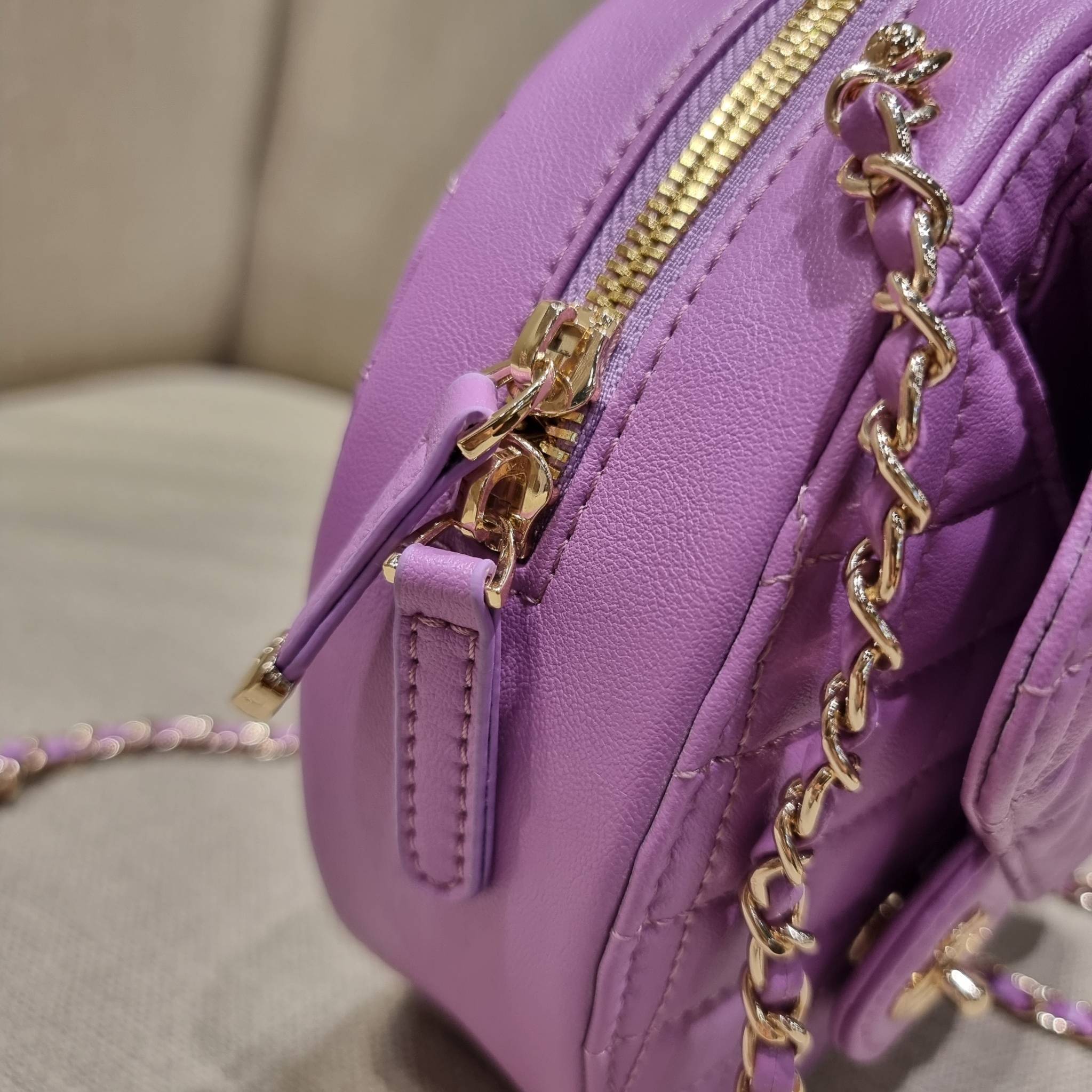 CHANEL Heart Bag Lambskin & Gold-Tone Meta ใหม่มาก สวยมาก มงมาก!! กระเป๋าสะพายสุดคิ้วท์ ที่ดีไซน์รูปทรงหัวใจไม่ซ้ำใคร น่ารักทุกสี น่าใช้ไปเลยแม่!! วัสดุหนังแกะฟอกสี เปิด-ปิดด้วยซิป ด้านหน้ามีช่องเก็บของจุกจิก ภายในเป็นช่องโล่ง ใส่มือถือ ใส่กระเป๋าสตางค์สั