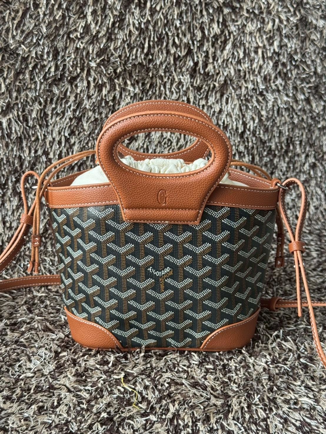 Goyard Beluga Mini Bag กระเป๋าสะพายทรงบัคเก็ต หูจับในตัว ภายในเป็นเชือกรูด น่ารักเกินต้าน เหมาะมากกับสาวๆสายแต่งตัวน่ารัก ขนาดกำลังพอดีไม่เล็กไม่ใหญ่เกินไป ควรมีมากค่า