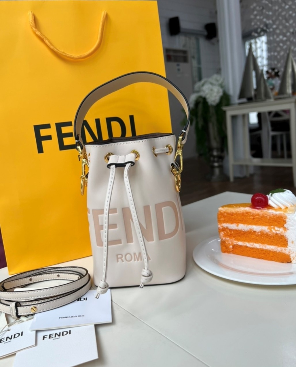 FENDI Mon Tresor Mini Leather Bucket Bag / FENDI Bucket Bag พร้อมส่ง กระเป๋าถือหรือสะพายข้างทรงบัคเก็ต ทรงขนมจีบ ลายแบรนด์ อะไหล่ทองหรูหรา