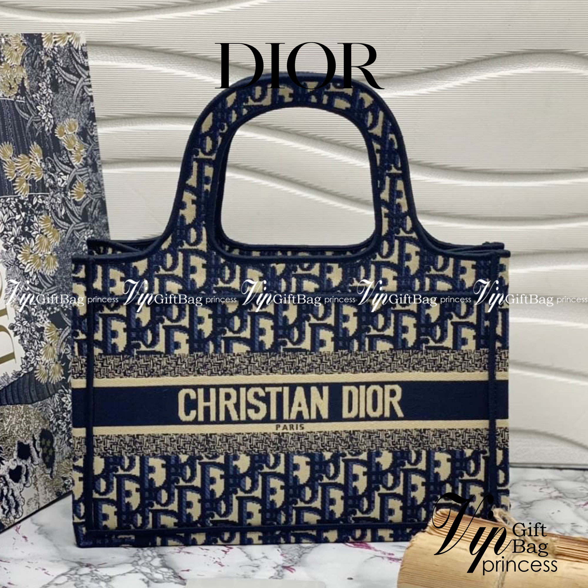 SMALL DIOR BOOK TOTE 29cm Blue Dior Oblique Embroidery กระเป๋าถือทรง Shopping ขนาดกำลังดี จุของได้เยอะ สวยคลาสสิค พกพาสะดวก ใช้งานง่ายสุดๆ วัสดุงานทอละเอียด ภายในโล่งกว้าง ภาพสินค้าถ่ายจากงานขายจริง ใช้งานต่างประเทศได้