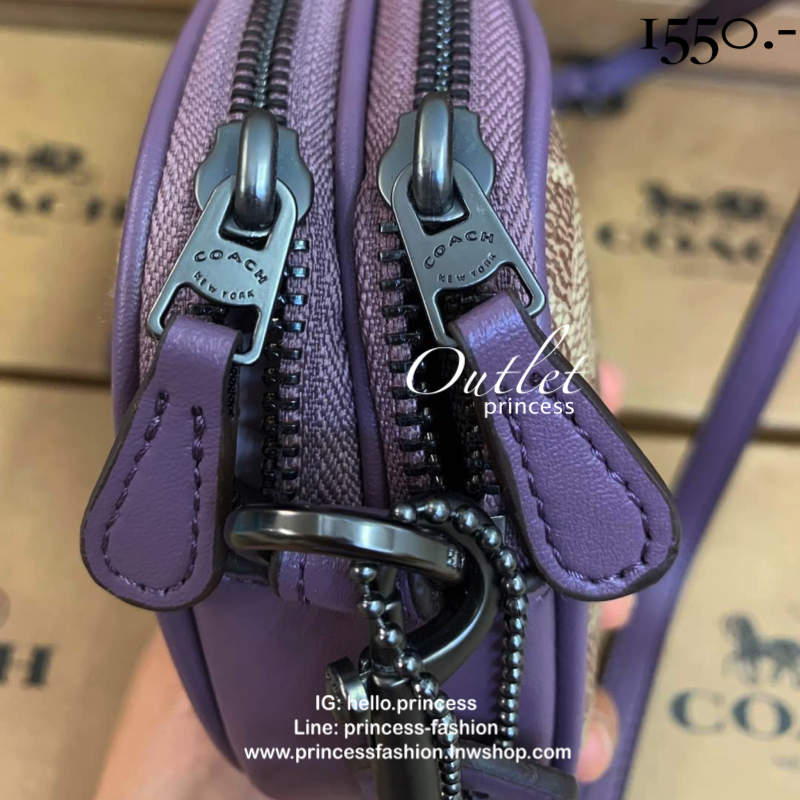 COACH CROSSBODY CLUTCH IN SIGNATURE BAG 💋รุ่นฮิต+สีหายากค่ะ!! กระเป๋าสะพาย+คล้องมือได้ วัสดุหนังแท้ผสมpvcค่ะ มีช่องซิปคู่ ภายในช่องใส่มือถือได้ทุกรุ่น;กระเป๋าเงินใบสั้นได้ ใส่ของจำเป็นสาวๆได้ครบค่ะ มีช่องเสียบบัตร2ช่อง และช่องโล่งให้ใส่ของจุกจิกค่