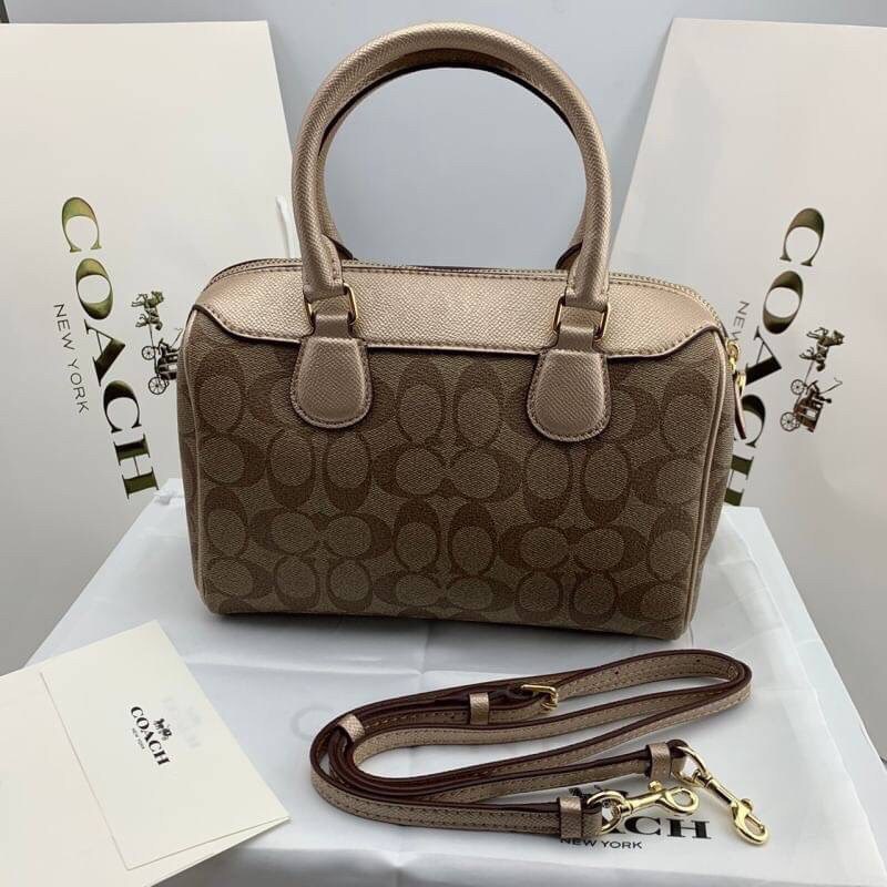 ของแท้ 💯% COACH MINI BENNETT SATCHEL IN SIGNATURE (COACH F36702) IMITATION GOLD สีทองเข้าใหม่ ดูแพงมากสวยหรูมาก สีนี้ในช็อปราคาพุ่งมากนะคะ เรายังขายราคาเดิมเท่าสีอื่น ^^ ควรมีมากๆ ค่า