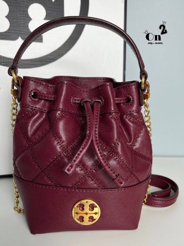 TORY BURCH WILLA MINI BUCKET BAG สุดปัง กระเป๋าสะพายทรงบัคเก็ต สวยผู้ดี โดดเด่นด้วยโลโก้สีทองดูหรู อัพลุคผู้ดี๊ผู้ดี วัสดุหนังแท้ ดีไซน์บุนวม เส้นคมดีเทลหรู เปิด-ปิดหนังรูดปากกระเป๋า มีหูหิ้วในตัว คล้องแขนเก๋ๆ ภายในเป็นช่องโล่ง มีช่องย่อย ใส่ของสำคัญจุกจิ