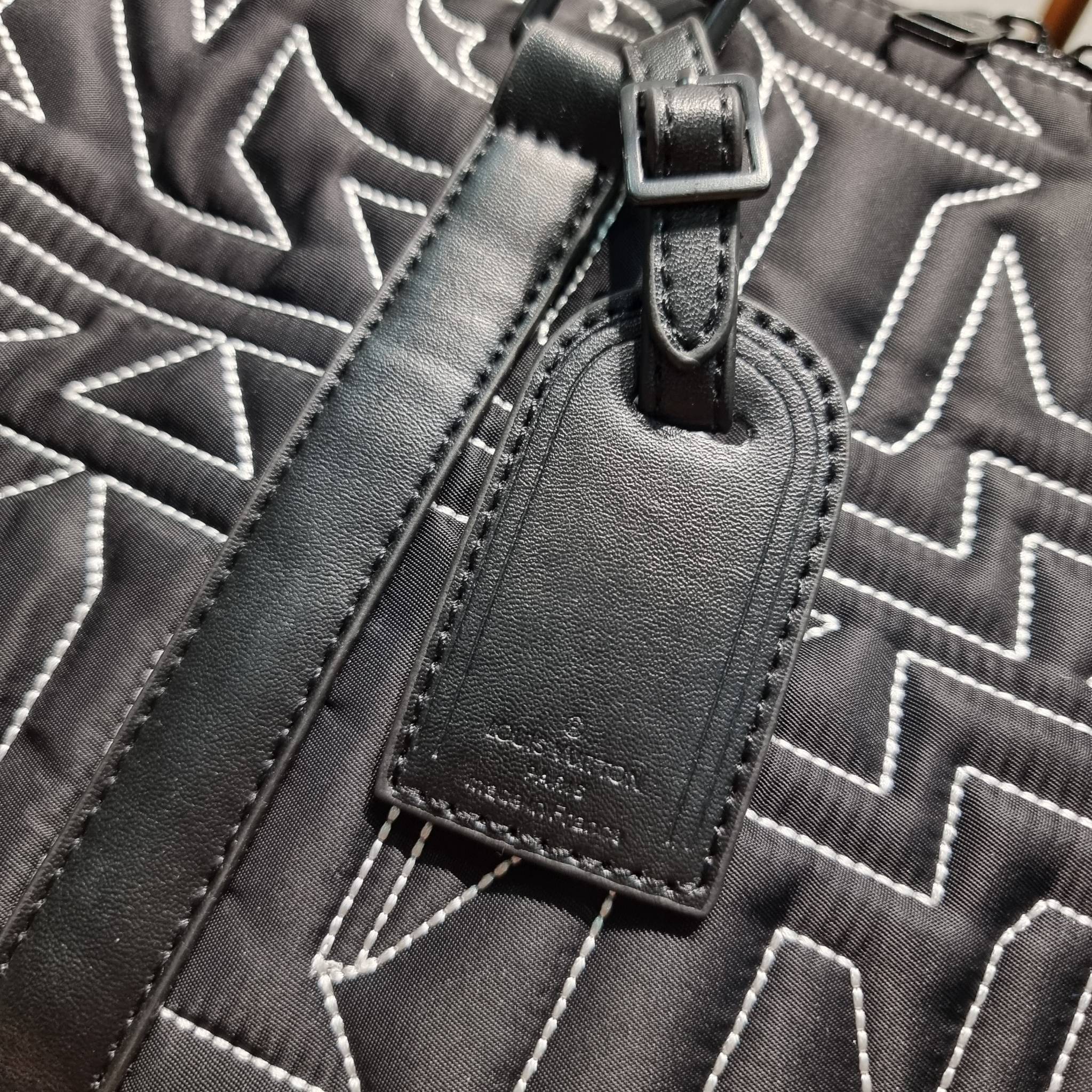 LV KEEPALL 50B SNOW BAG กระเป๋าเดินทางสุดคลาสสิค ประจำฤดูกาล Winter 2022 สไตล์สปอร์ต ทึ่ใครๆก็เฝ้ารอ ไอเท็มที่จะทำให้การเดินทางไม่ธรรมดาอีกต่อไป ด้วยดีเทลความเป็นเอกลักษณ์ เรียบแต่หรู ดีไซน์ลายปักความเป็นเอกลักษณ์ผสาน ลวดลายโมโนแกรมฟลาวเวอร์ ลงบนผ้าไนลอนร