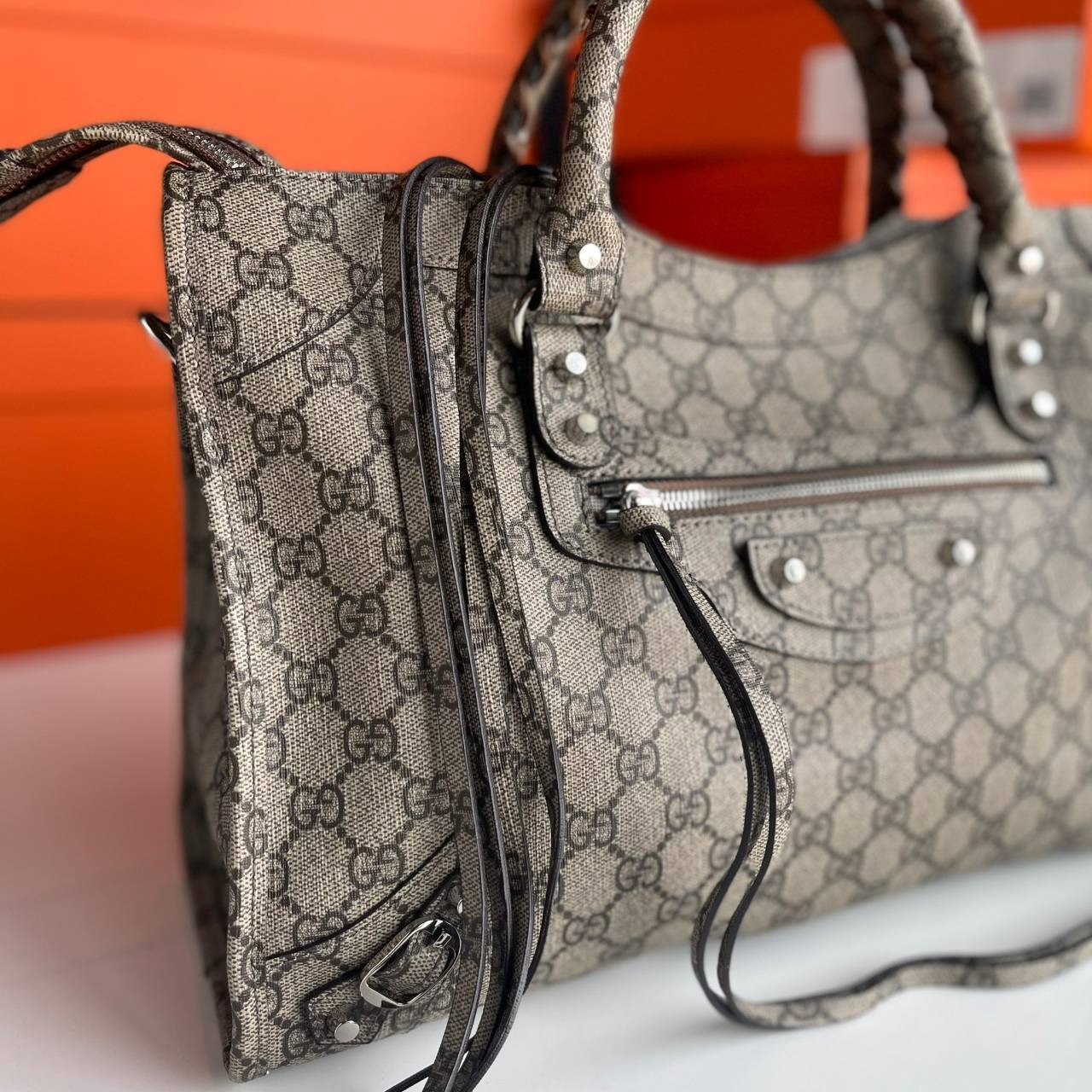 หนังแท้ Gucci The Hacker Project medium Neo Classic bag พร้อมส่งที่ไทย มาแล้วนะค้า มาแรง ขายดีม๊ากกกค่ะ GUCCI x BALENCIAGA CITY BAG ใบนี้มีสายสะพาย มาแรงที่สุดในตอนนี้ เป็นการออกแบบร่วมกันของ2แบรนด์ดัง เฟียส สวย แพทเทิร์นลาย ทรง เป๊ะๆ งานเทพสุดแบบเทียบแท้