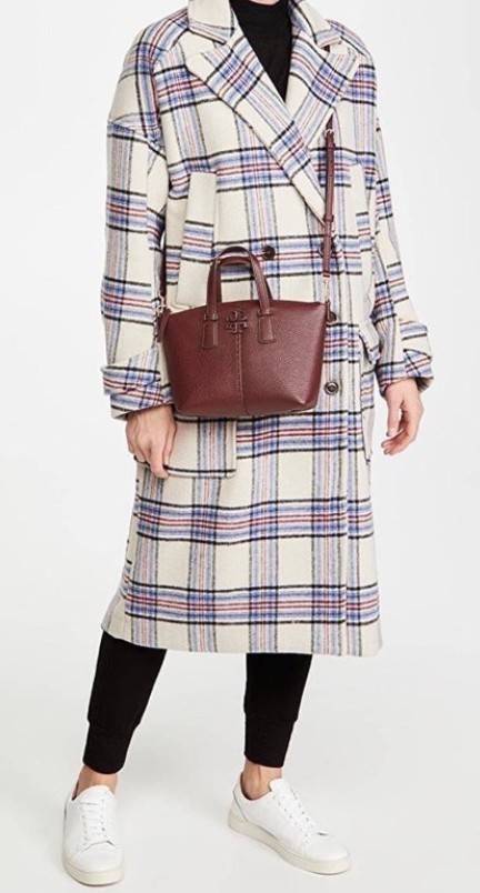 Tory Burch McGraw Mini Top Zip Satchel กระเป๋าสะพายทรงสวย ขนาดกำลังดี หูจับถนัดมือ วัสดุหนังแกะสังเคราะห์หนังสวยเงาขึ้นรูป ประดับโลโก้แบรนด์ด้วยหนังที่ด้านหน้า จะสะพายข้างหรือcrossbody ได้หมด แมทกับชุดได้ง่าย น้ำหนักเบาค่ะ มาพร้อมสายสะพายยาวปรับระดับได้ ถ