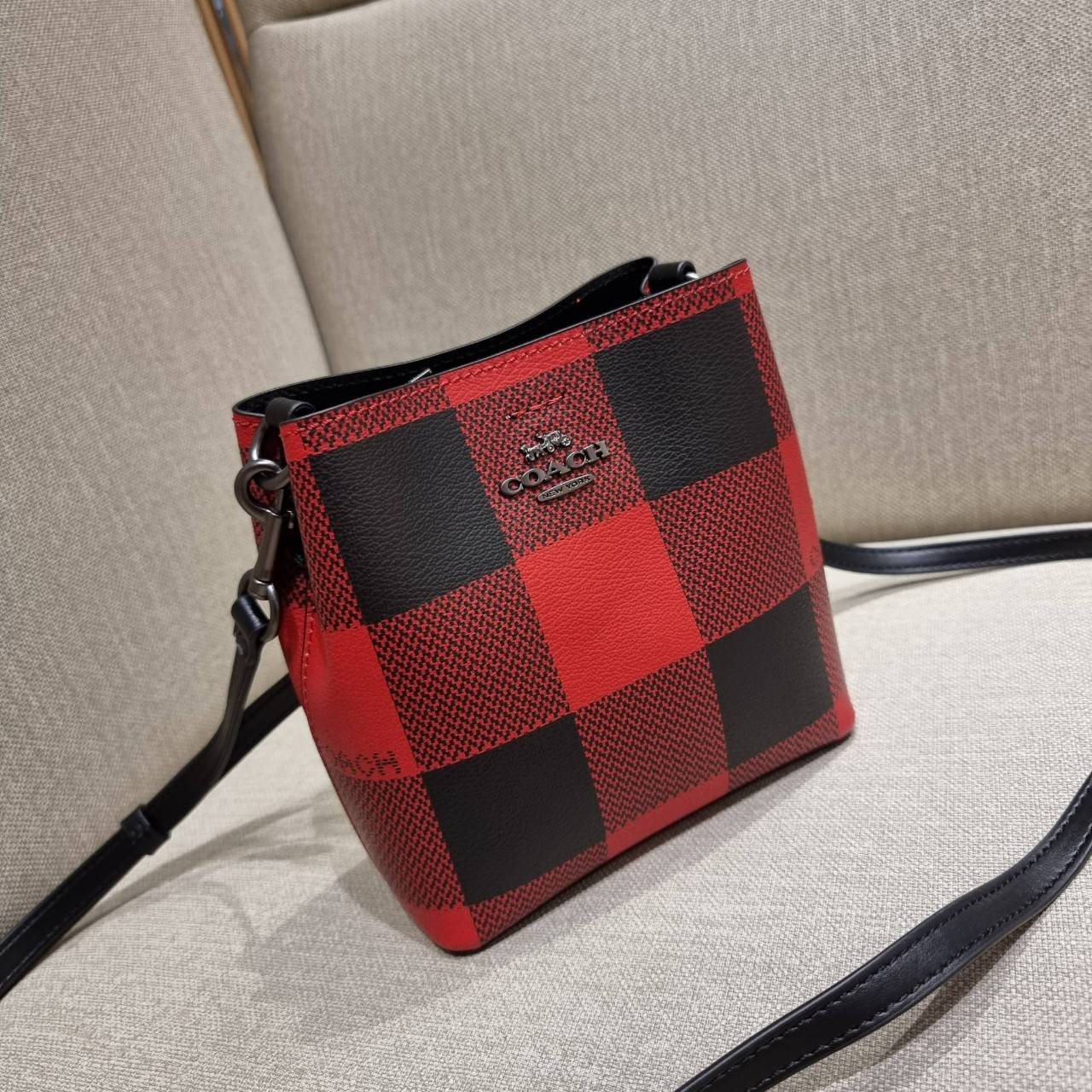 COACH MINI TOWN BUCKET BAG IN SIGNATURE CANVAS WITH VINTAGE MINI ROSE PRINT ((7270 7268 7267)) คอลเลคชั่นใหม่ล่าสุด!! น้องสาวคนสวยมาแล้วจ้า สดใสต้อนรับเทศกาลคริสต์มาส 🎅🎄 กระเป๋าบัคเก็ต ไซส์มินิ ใบจริงน่ารักม้าก!! น่าใช้แบบที่สุด วัสดุหนังแ