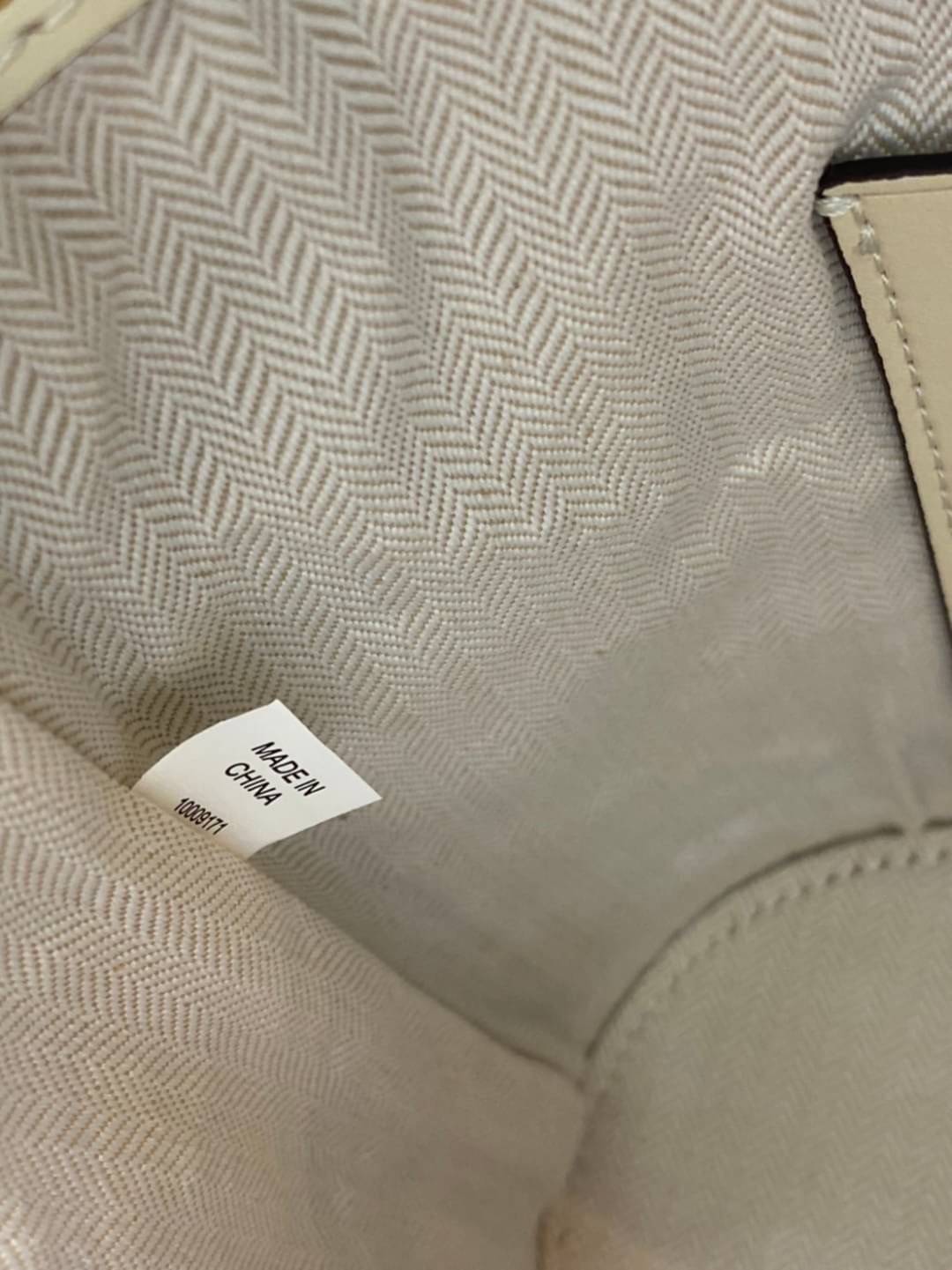 TORY BURCH T MONOGRAM STRAW BUCKET BAG ใหม่ก่อนใคร พร้อมเสิร์ฟความสวยให้ถึงบ้านแล้วน้า กระเป๋าบัคเก็ตทรงยอดนิยม ดีไซน์ใหม่ล่าสุด ยูนีคไม่เหมือนใคร ลายสานเต็มใบ พร้อมปักโลโก้เอกลักษณ์ โดดเด่น งานฝีมือมากๆ