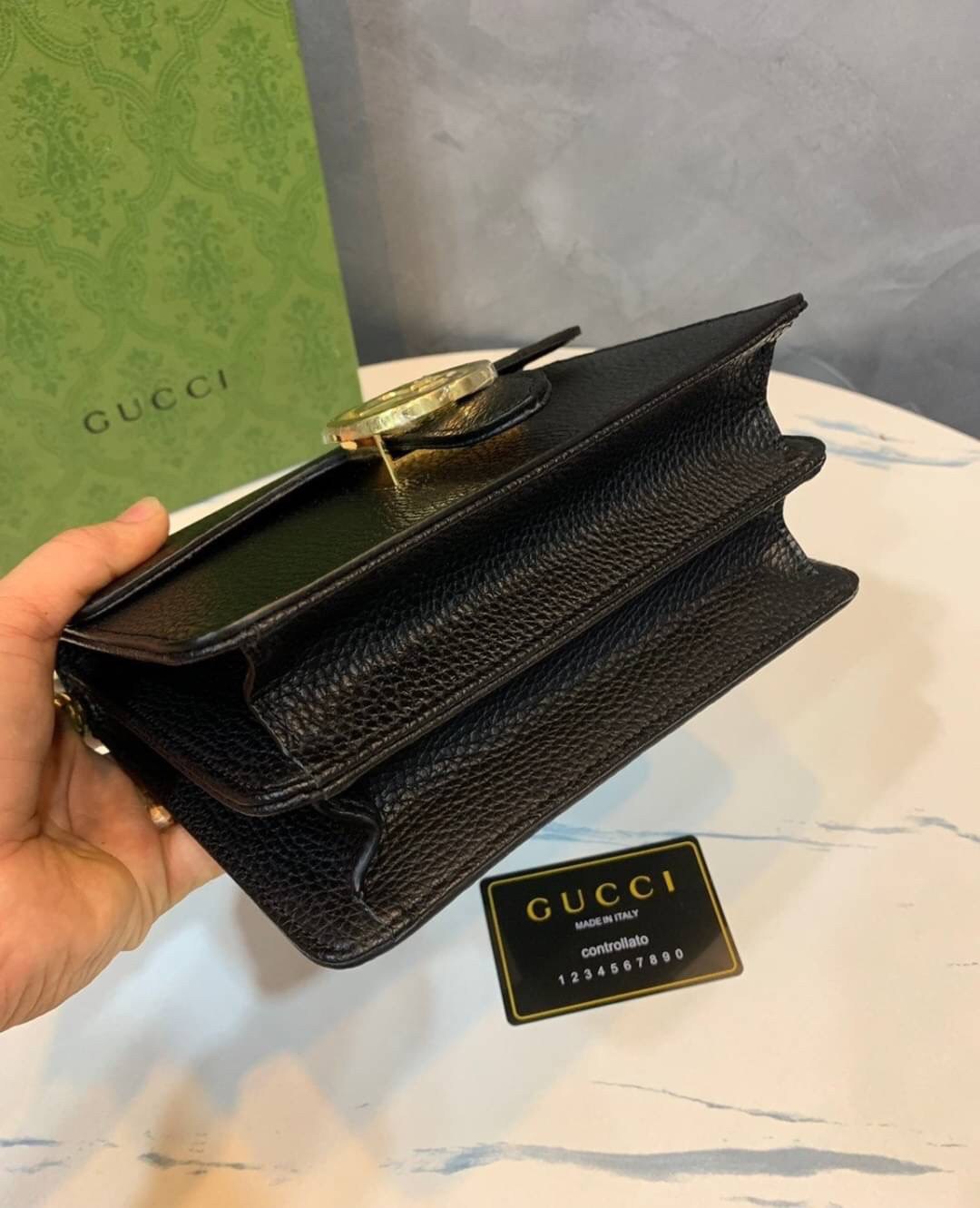 VIP GIFT 】หนังแท้ GUCCI Interlocking G Shoulder Bag กระเป๋าสะพายไหล่/ข้าง ดีไซน์ได้อย่างมีสไตล์ ดูมีสเน่ห์ด้วยโทนสีดำสุดคลาสสิก ใบนี้แมทช์ได้กับทุกลุค เท่ๆ casual หรูหรา มีช่องแบ่งสัดส่วนสวยงาม สาวๆขี้เบื่อขอแนะนำใบนี้เลยจ้า ลูกเล่นเยอะมาก เปลี่ยนสไตล์ได้