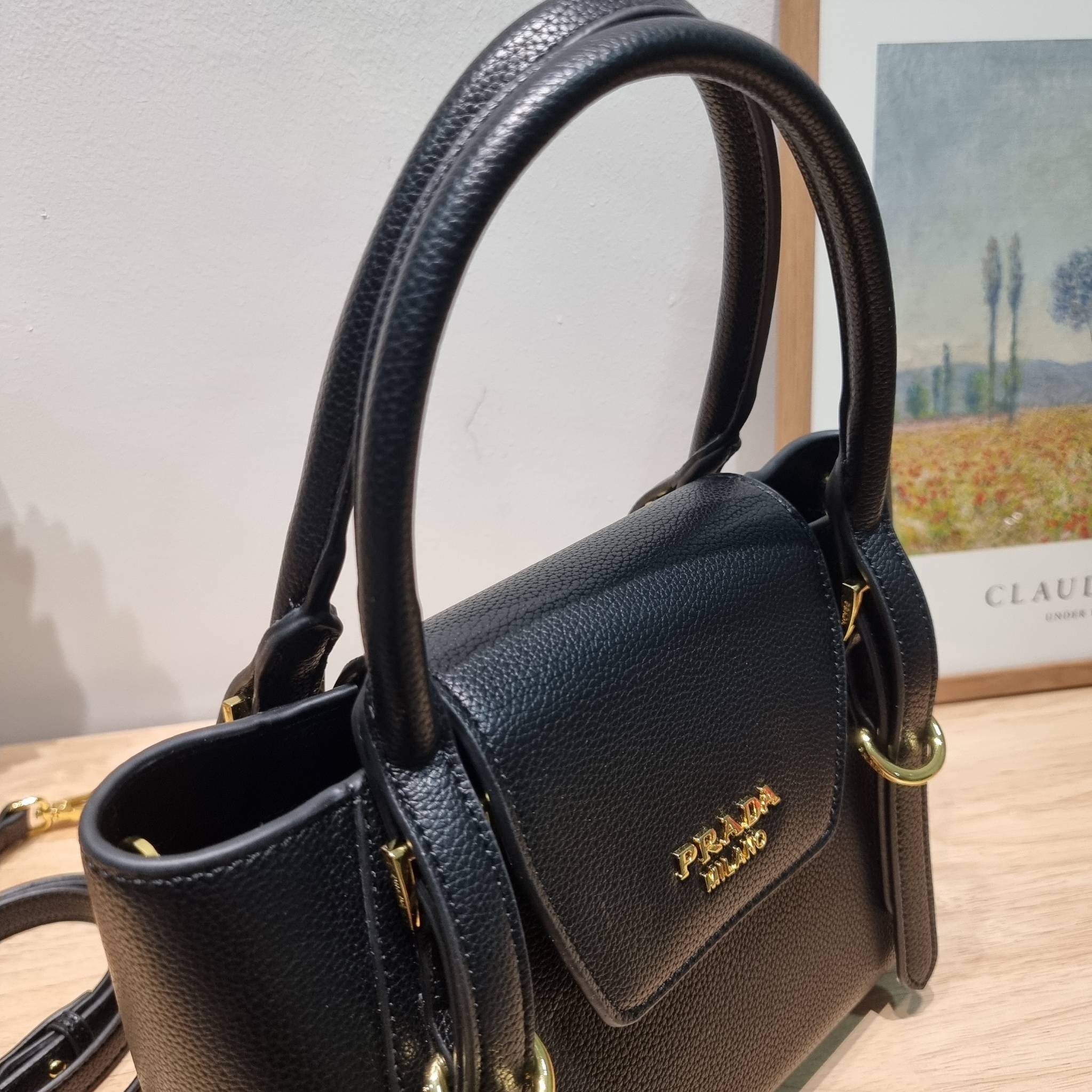 PRADA Saffiano leather bag / Prada leather bag กระเป๋าถือ/สะพายล่าสุด ที่ดีไซน์เรียบหรู สวยคมชัด เต็มไปด้วยดีเทลน่าใช้ สายคล้องไหล่ที่สามารถถอดออกได้