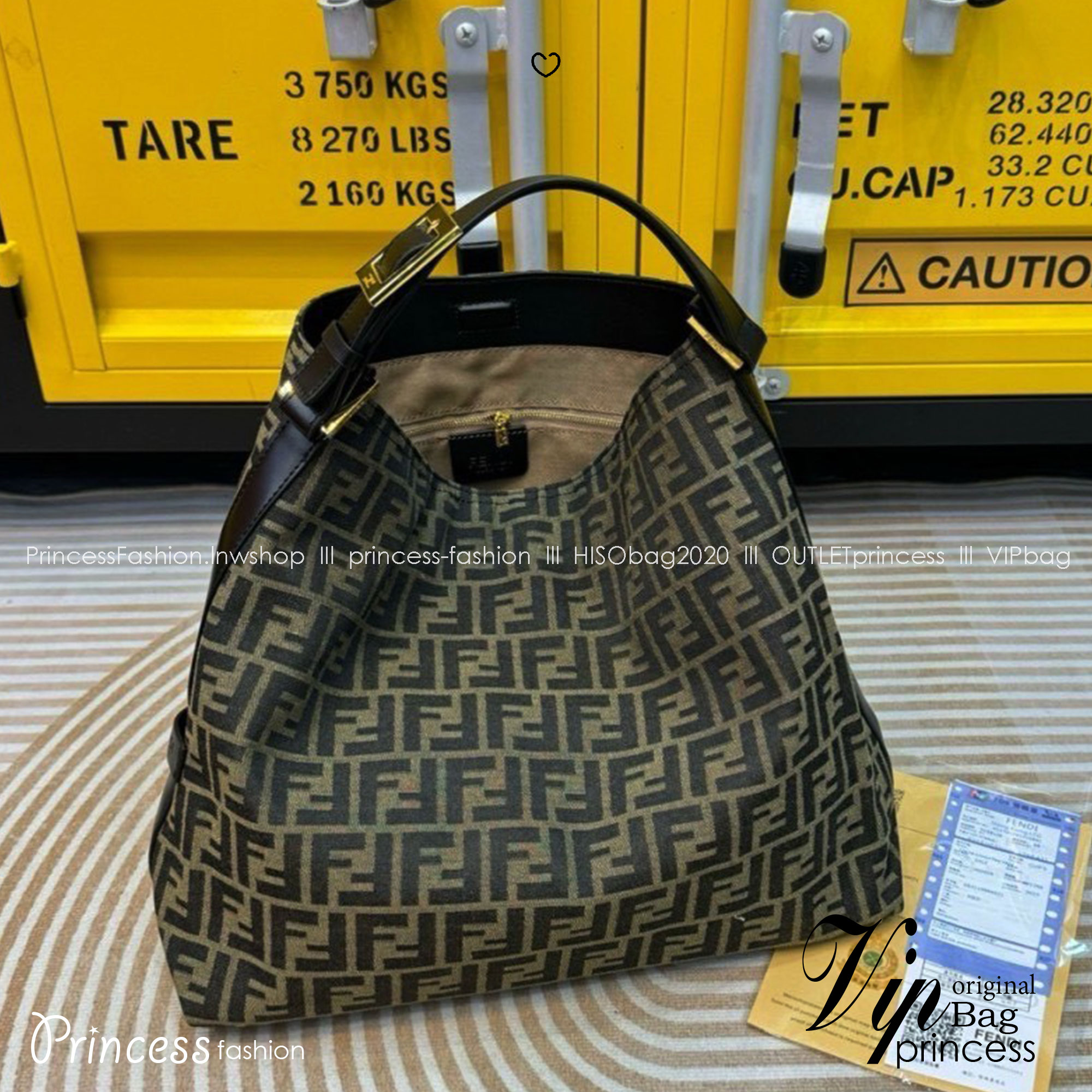 FENDI zucca hobo shoulder bag กระเป๋าสะพายทรงโท้ทใบใหญ่ เป็นรุ่นที่ทุกคนถามหา และมาแรงสุดๆ รูปทรงเรียบง่ายใช้งานได้แบบไม่มีเบื่อ