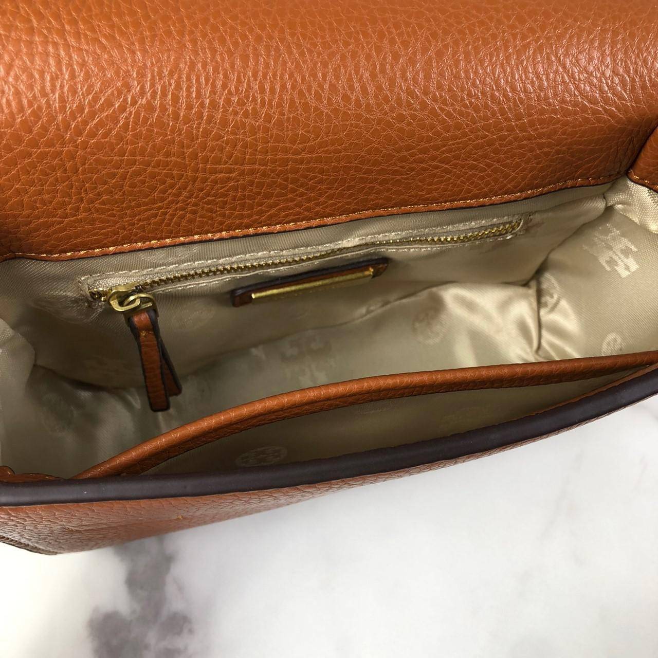 ของแท้ 💯% กระเป๋าสะพาย TORY BURCH มาพร้อมสายสะพายโซ่ มีหนังรองบ่าค่ะ เปิด - ปิดกระเป๋าด้วยกระดุมแม่เหล็กแบบซ่อน