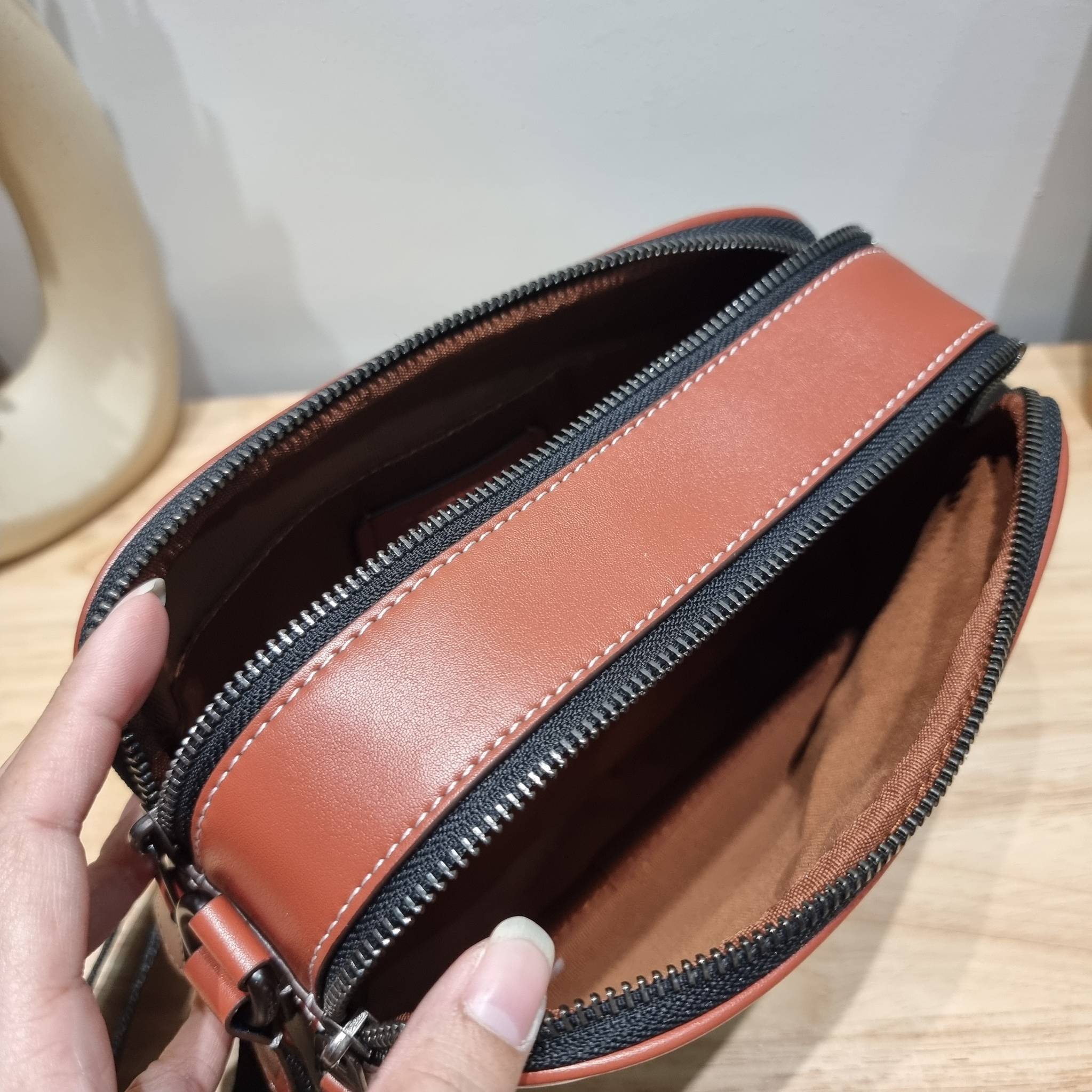 Coach X Peanuts Graham Crossbody In Signature Canvas With Patches CE746 กระเป๋าครอสบอดี้ทรงยอดฮิต กับคอลเลคชั่นใหม่ เฉลิมฉลองเทศกาลคริสต์มาส รุ่นนี้สามารถใช้ยูนิเซ็กส์ สาวๆหนุ่มๆได้หมด น่ารักน่าใช้เกิน!! รูปทรงดีไซน์คลาสสิค สีสันโดดเด่นสดใส ใช้งานสะดวก วั