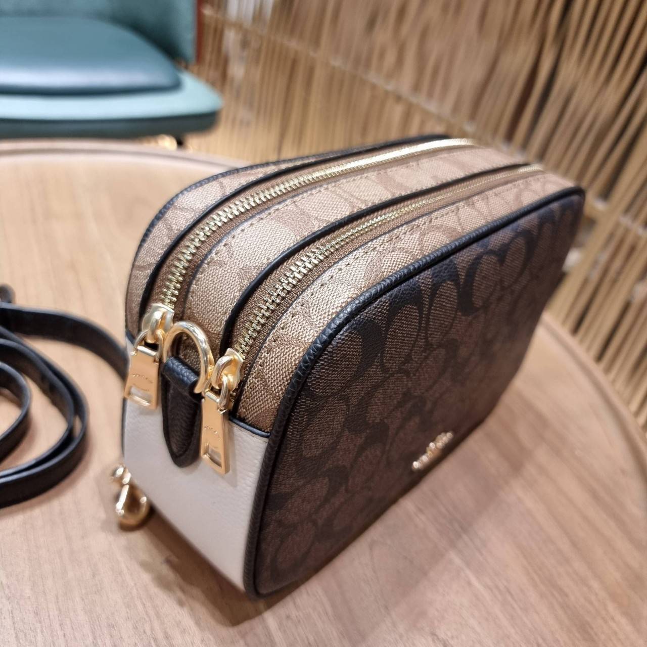ใครที่รออยู่ห้ามพลาดเลยจร้าา! COACH JES CROSSBODY IN BLOCKED SIGNATURE CANVAS ((1767)) พร้อมส่งอีกครั้ง สินค้าขายดี กระเป๋าสะพายครอสบอดี้ร์หรือสะพายข้างได้ หนังแท้อย่างดีค่ะ 🔺สีหนังของรุ่นนี้ผสมกันได้ลงตัวดูดีมากๆทีเดียวค่ะ กระเป๋าแบบ2ช่องซิป ภายใ