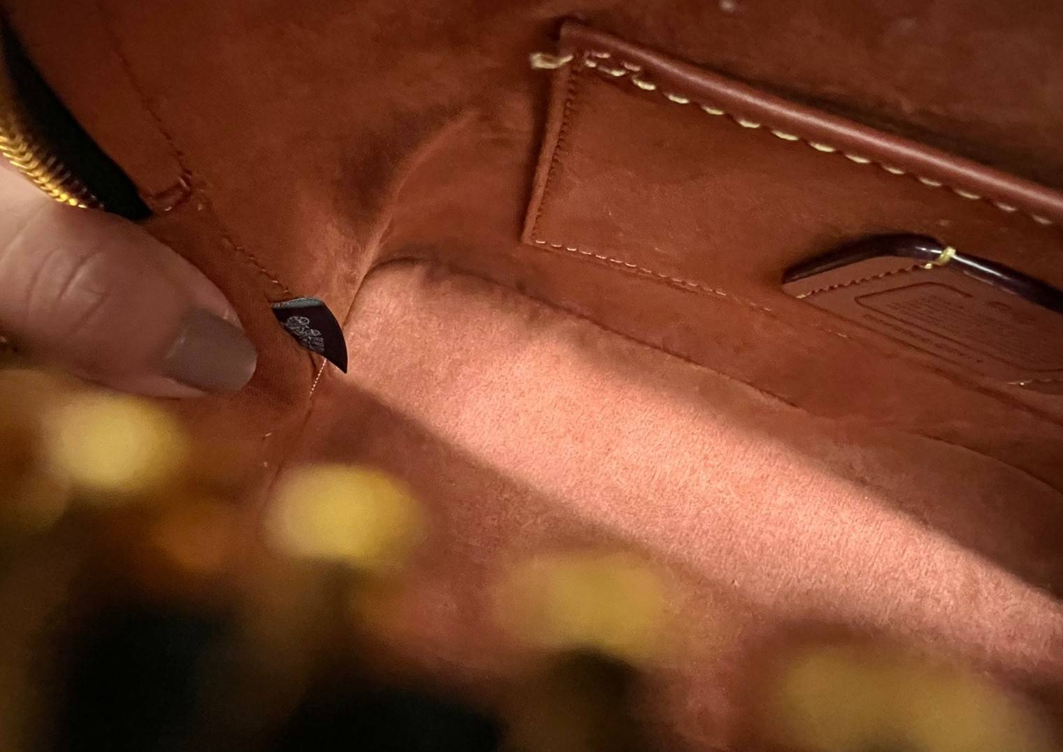 COACH REVEL BAG ((CC411)) ยังไม่เข้าไทย มีมาให้ตับจองก่อนใครที่นี่! พร้อมส่ง รุ่นใหม่ล่าสุด! สวยและดูดี ต้องยกให้รุ่นนี้เลยค่ะ กับกระเป๋าทรงโดม ที่ไม่ว่าลุคไหนๆก็เอาอยู่ หนังแท้เรียบสวยมากๆค่ะ 💕ด้านหน้าห้อยพวงแบรนด์+พวงหนังมาให้