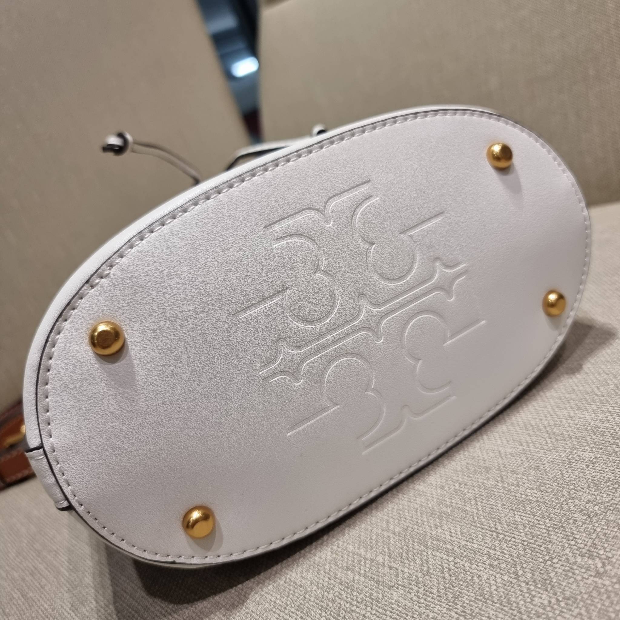 TORY BURCH T MONOGRAM JACQUARD EMBROIDERED BUCKET แรร์ไอเท็มรุ่นยอดฮิต ใบใหญ่ไซส์กำลังดี!! ที่สุดของรุ่นที่ตามหา!! สวยสุดกับดีไซน์ลายปัก ที่ดูแพง!! กระเป๋าบัคเก็ตทรงสวย ที่ดาราเซเลปใช้กันมากมาย ในราคาที่จับต้องได้ โดดเด่นด้วยลวดลายเอกลักษณ์ และลายปักธรรมช