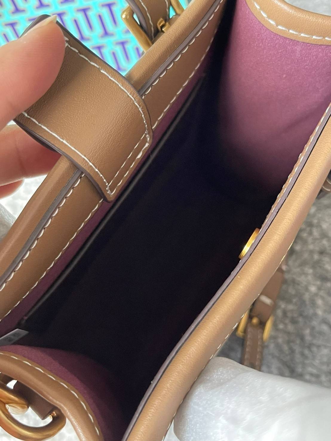 Tory burch t monogram jacquard mini tote ลวดลายT monogram ด้วยโลโก้สุดไอคอนนิคของแบรนด์ โดดเด่นด้วยกราฟฟิคและดีไซน์ ออกมาในหลายรูปแบบหลายคอลเลคชั่น แต่ละคอลเลคชั่นสวยหรูไม่แพ้กัน ทรงมินิโท้ท ขนาดกำลังดี ใช้งานง่าย ก็เป็นอีกหนึ่งรุ่นที่ทันยุคทันสมัยที่สาวๆ