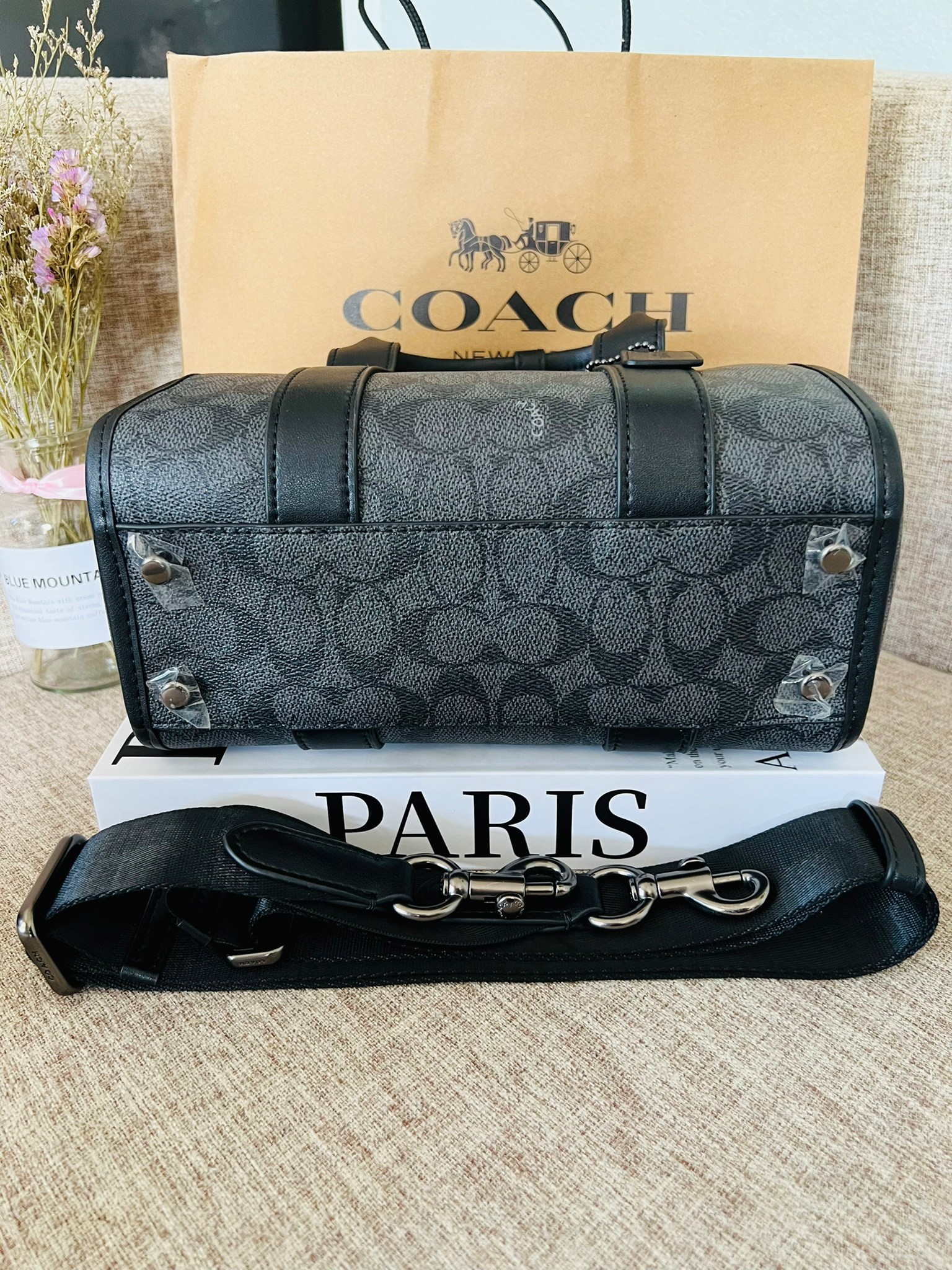 COACH GOTHAM DUFFLE 24 IN SIGNATURE CANVAS CA186 กระเป๋าทรงหมอนรุ่นใหม่สุด 2022 รุ่นนี้สามารถใช้ได้ทั้งชายหญิง หนังแท้อย่างดี นิ่มทรงสวย มากๆค่ะ เปิด-ปิดกระเป๋าแบบซิปคู่ด้านบนมีกระดุมรวบหูหิ้วให้ด้วยนะคะ ภายในกระเป๋าสามารถใส่สัมภาระที่จำเป็นในชีวิตประจำวั