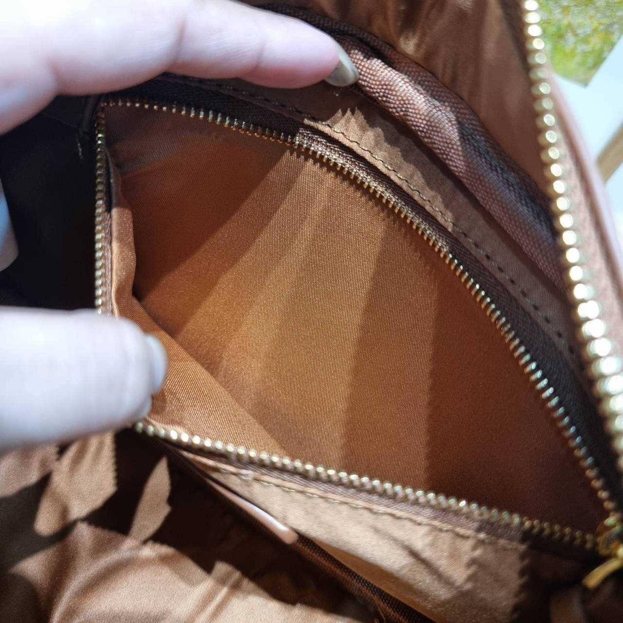 MIU MIU ARCADIE LEATHER BAG M, Geniş 27cm กระเป๋าถือ/สะพายสุดชิค น่ารักๆเก๋ๆ ดีไซน์เรียบแต่มากมีอยู่จริง สวยดูแพง