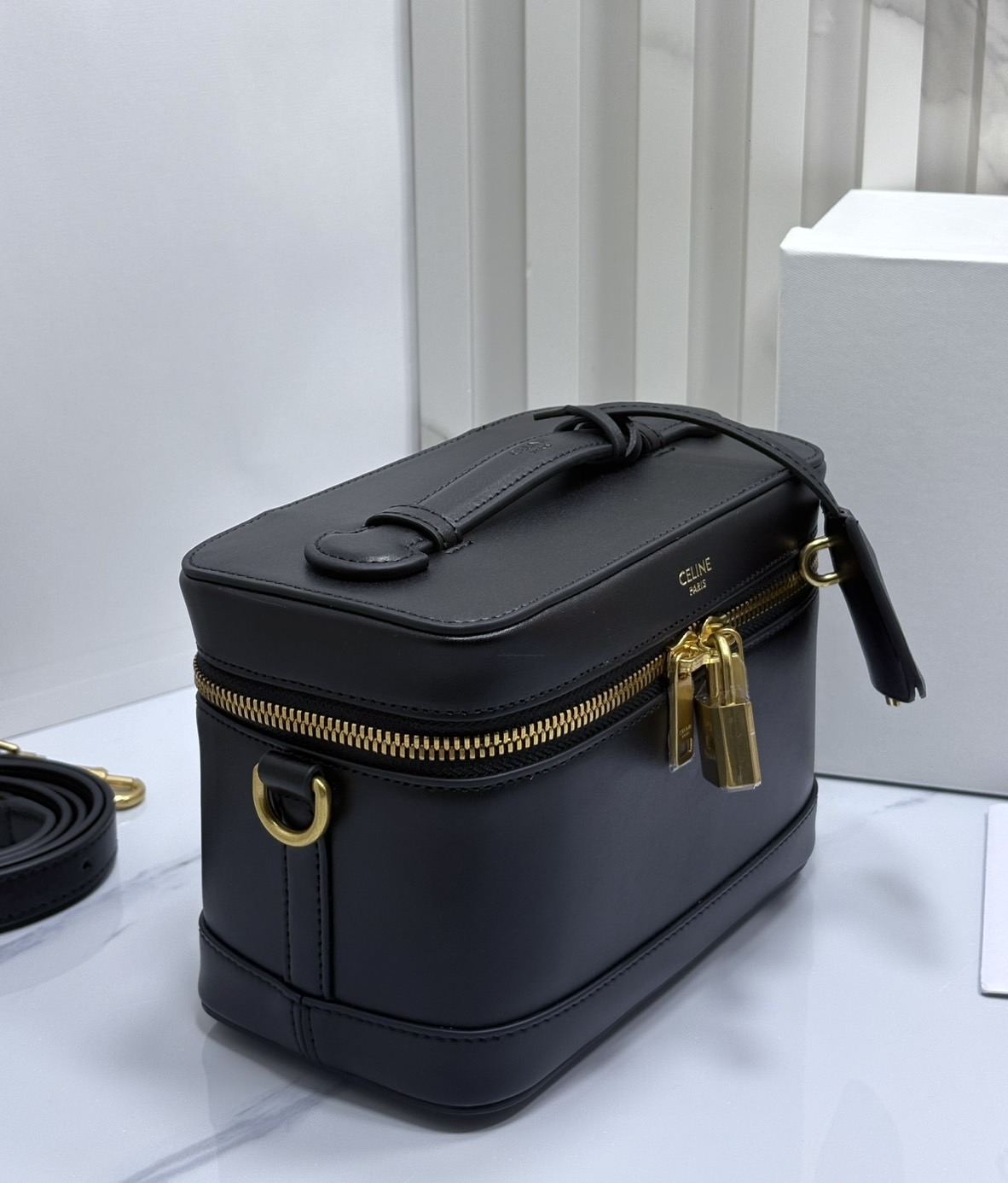 ORI หนังแท้ | CELINE VANITY BAG พลาดไม่ได้เลยกับคอลสุดคิ้ว กับกระเป๋าถือ/สะพายได้ทรงกล่อง ใช้สะพายได้ทุกวันอย่างคล่องตัวดีไซน์ใหม่สวยลาสสิค