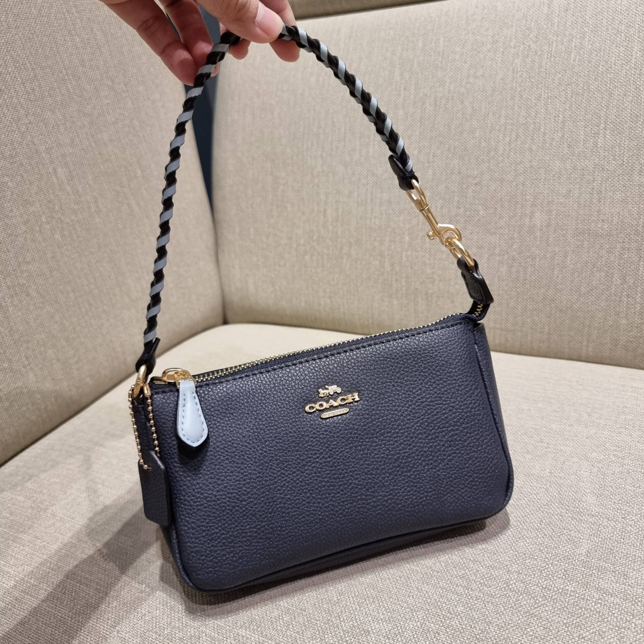 COACH C4233 NOLITA 19 WITH WHIPSTITCH คอลเลคชั่น rare item น่ารักน่าใช้ ในสไตล์คลาสสิค กระเป๋าทรงพอชขนาดมินิ ที่สามารถสะพายไหล่ และกึ่งคล้องมือใช้ได้ 2 สไตล์ ปรับสายให้มาเกี่ยวฝั่งเดียวเพื่อใช้เป็นคล้องมือ หรือปรับเกี่ยวอีกฝั่งใช้คล้องแขน คล้องไหล่ก็เก๋มา