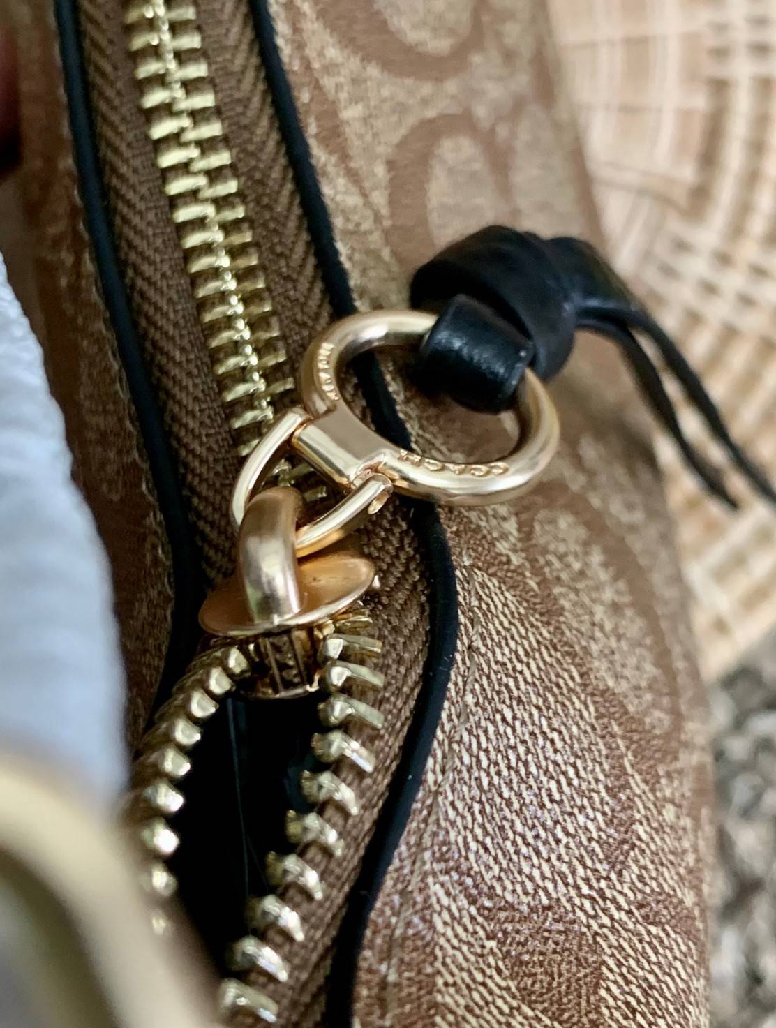 COACH BAILEY HOBO WITH WHIPSTITCH ((C4108//C1322)) พร้อมส่งที่ไทย!! สวยจริงไม่จกตาแน่นอนค่าา กระเป๋าทรงโค้ง ใช้แบบหิ้วหรือคล้องไหล่ก็ดูดี ใช้วัสดุหนังแท้ชั้นดี หนังสวยมากๆค่ะ ด้านหน้าใช้อะไหล่แบรนด์ตัวใหญ่ หรู ดูสะดุดตามีเดียว