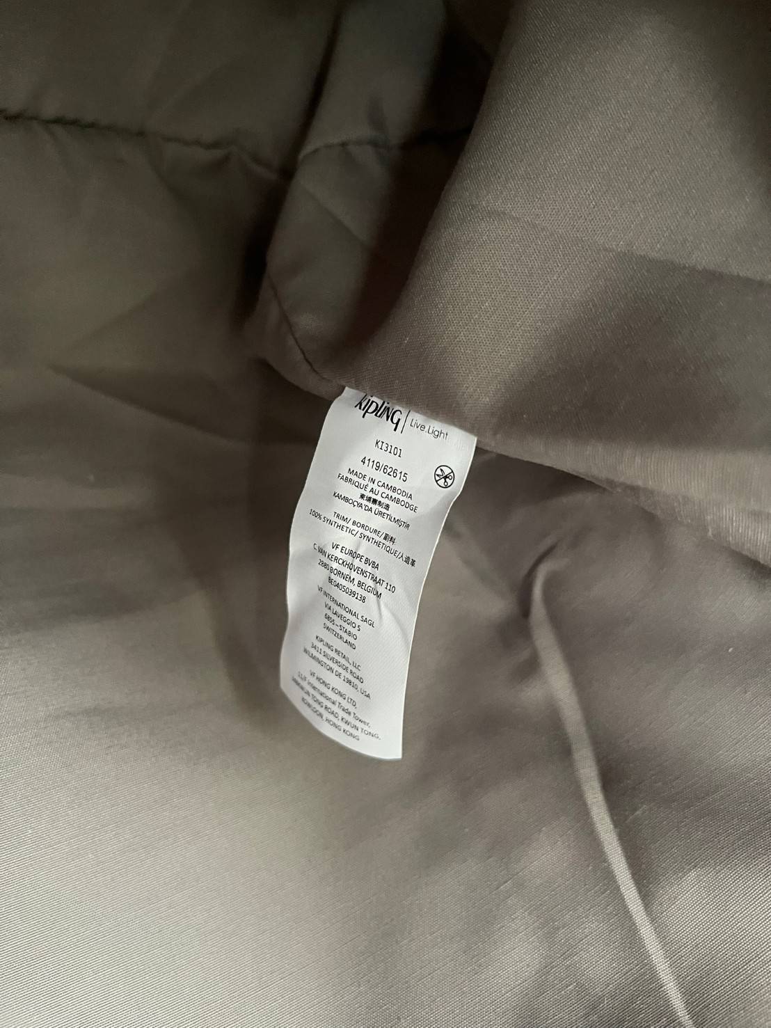 Kipling Stacey Tote Bag(KI3101) คอลเลคชั่นใหม่ล่าสุดจากkipling เป็นกระเป๋าที่มีสายคล้องเอาไว้ใช้งานบริเวณไหล่ สามารถจัดเก็บสิ่งของได้ในจำนวนมาก รวมไปถึงตัวซิปที่มีความไหลลื่น ใช้งานง่ายไม่มีสะดุดในขณะเดียวกันตัวกระเป๋าเองก็มีน้ำหนักเบามาก ๆ พื้นฐานที่สามา