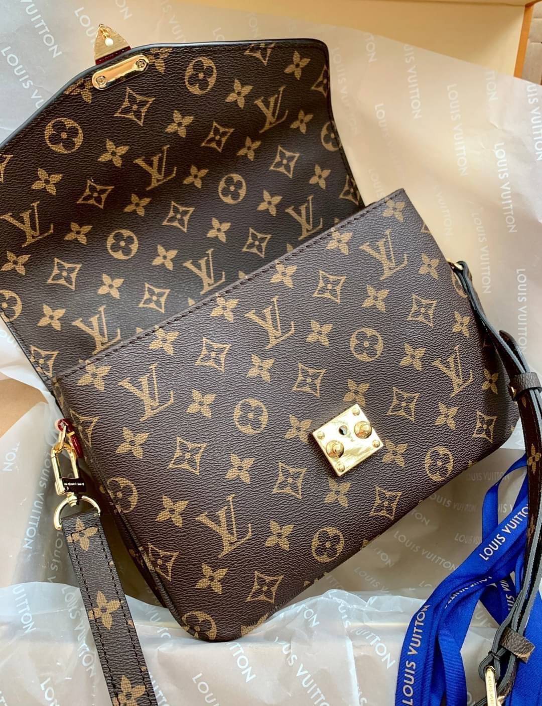 LV Pochette Métis ไอเท็มนำแฟชั่นที่น่าดึงดูดใจอย่างยิ่ง กระเป๋าที่มีรูปลักษณ์ทรงกะทัดรัดและใช้งานได้สะดวก หนังแท้แคนวาสอย่างดีเลยค่ะ ลาย Monogramอัญเป็นเอกลักษณ์ของแบรนด์ เปิด-ปิดแบบกดล็อคอะไหล่สีทองสวยงาม ภายในมี3ช่องกว้างสามารถใช้งานได้หลากหลายและจุของไ