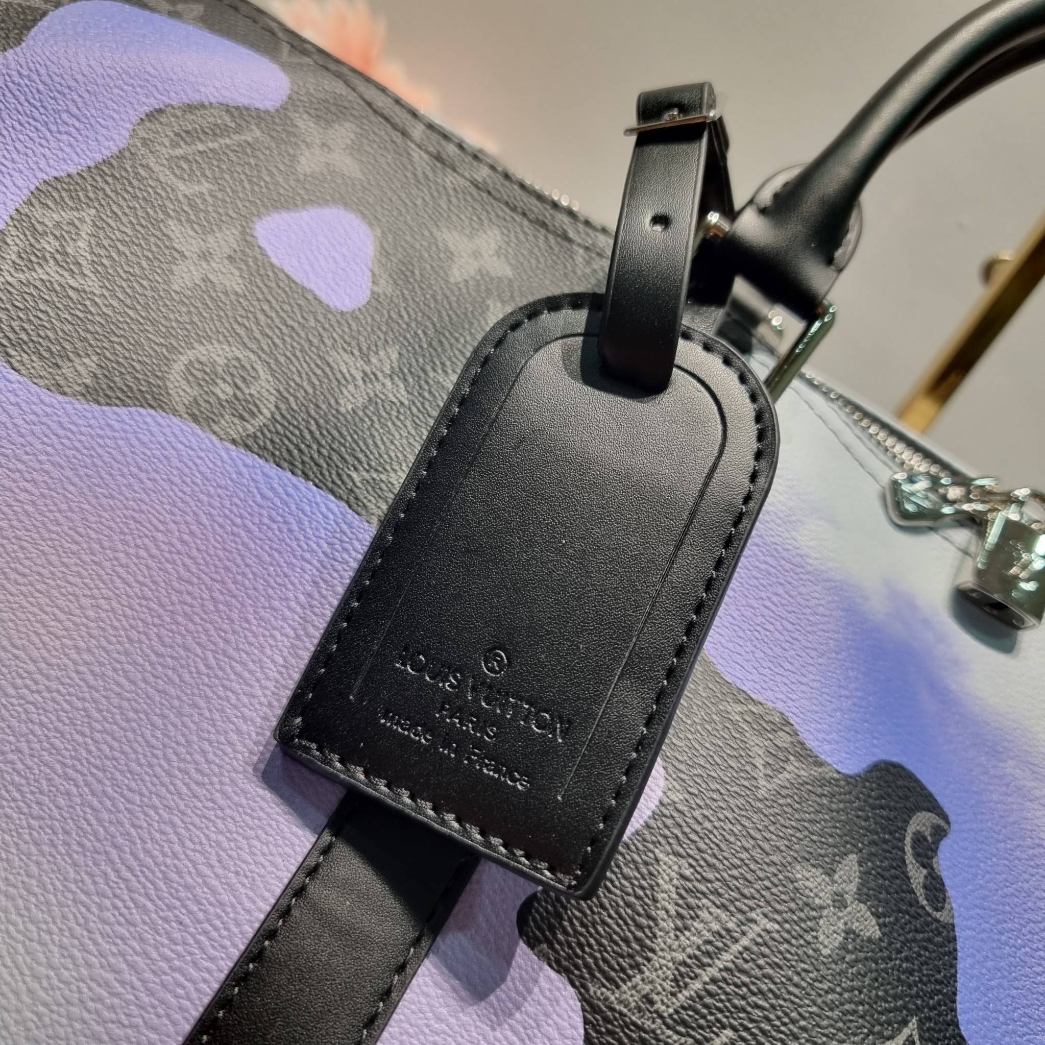 LV KEEPALL 45B BAG กระเป๋าเดินทางสุดคลาสสิค KEEPALL BANDOULIERE MONOGRAM ECLIPSE REVERSE MULTICOLOR สะท้อนแรงบันดาลใจจากคอลเล็คชั่น “Room with a View” สำหรับสิ้นปี 2022 ทึ่ใครๆก็เฝ้ารอ ไอเท็มที่จะทำให้การเดินทางไม่ธรรมดาอีกต่อไป ด้วยดีเทลความเป็นเอกลักษณ์