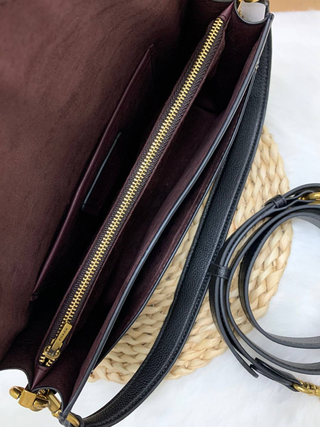 COACH TABBY SHOULDER BAG 26 พร้อมส่งที่ไทยอีกครั้งค่ะ!! กระเป๋าหิ้ว//คล้องไหล่//สะพายข้างได้ สุดคุ้ม! หนังแท้เรียบคลาสสิคเพิ่มความหรูเข้ามาค่ะ ด้านหน้ามีอะไหล่แบรนด์ตัวใหญ่โดดเด่น เปิดปิดกระเป๋าแบบกระดุมแม่เหล็ก ภายในมีช่องหลักใส่ของ2ช่อง;สามารถใส่กระเป๋า