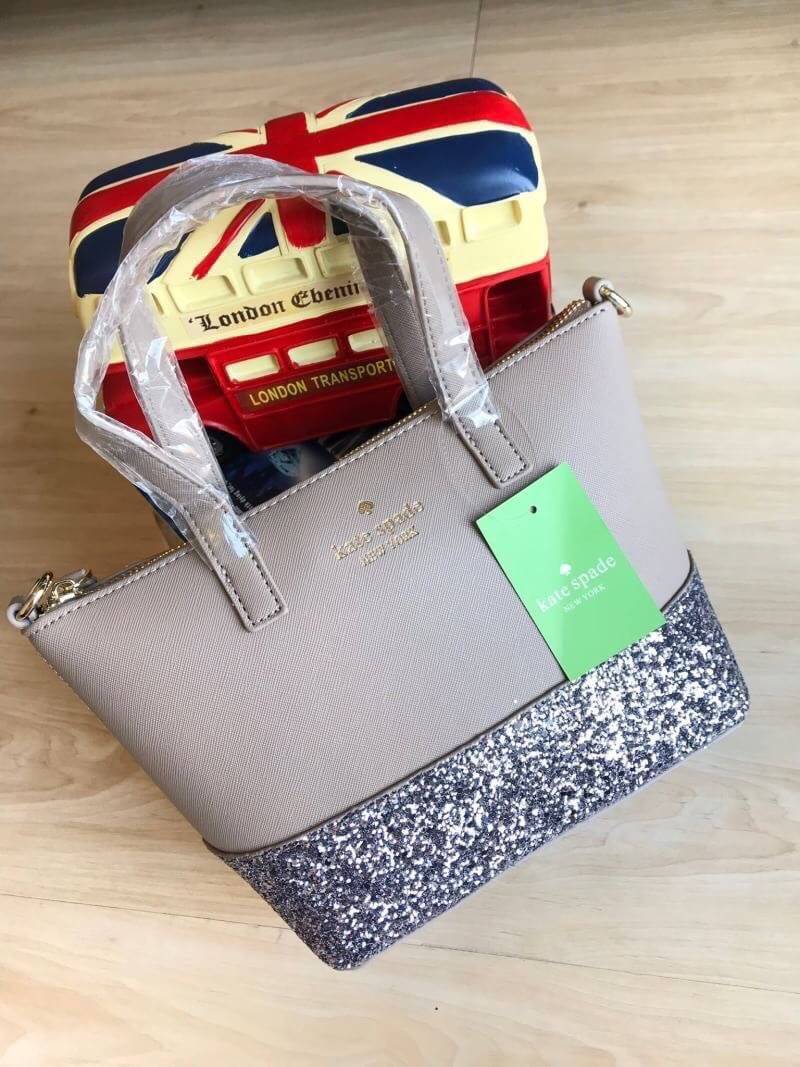 Kate Spade INA Greta Court Glitter Crossbody กระเป๋าถือหรือสะพายใบเล็ก วัสดุหนัง Saffiano สวยหรู ด้านหน้าประดับโลโก้สีทองสวย ก้นกระเป๋ามีดีเทลด้วยGlitter วิ้งๆดูหรู ภายในมีช่องซิปและช่องเล็ก สามารถใส่ ipad mini กระเป๋าสตางค์ใบยาวและของจุกจิกได้เยอะ มีหมุด