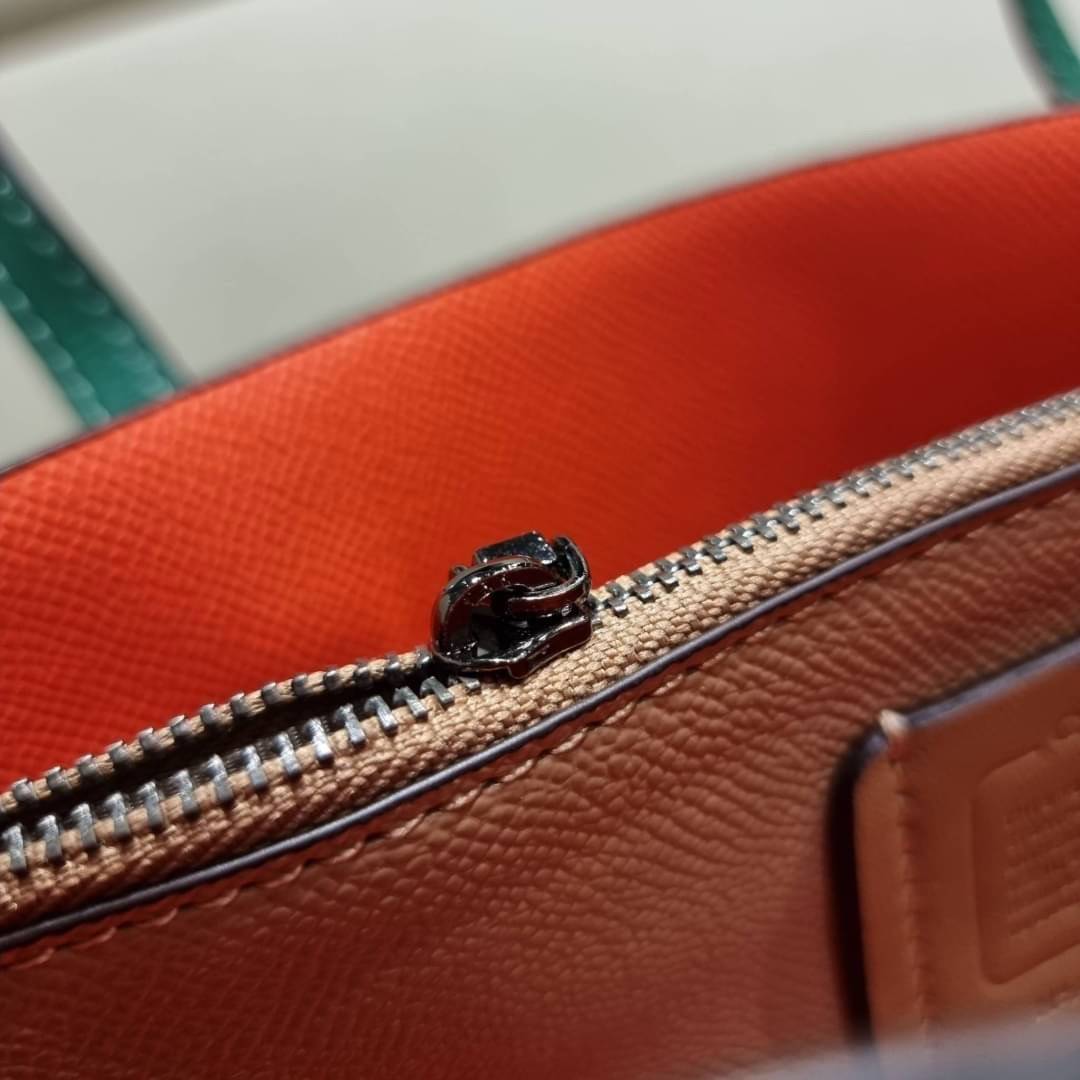 COACH C8613 MOLLIE TOTE 25 WITH MYSTICAL FLORAL PRINT คอลใหม่ล่าสุด ยังไม่เข้า shop ไทย สวยๆแบบไม่ต้องรอพรีฯให้ยาวนาน กับกระเป๋าโท้ทไซส์เล็กที่สาวๆต่างก็ต้องปักใจรัก สวยสมใจ ดีไซน์ลวดลายดอกไม้ คละเคล้าเต็มใบ สีสันสดใส น่าใช้สุดๆ วัสดุหนังแคนวาส ภายในโล่งก