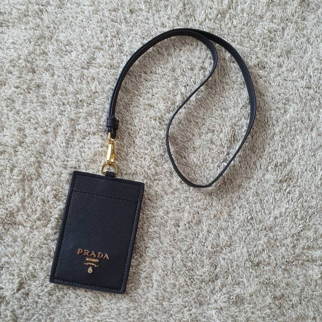 PRADA Leather Badge Holder สิ้นสุดการรอคอย!! พร้อมส่งที่ไทยแล้วค่ะ สายคล้องบัตรสุดคลาสสิค วัสดุหนังพรีเมี่ยม SAFFIANO อะไหล่ทอง ปั้มแบรนด์ ด้านหน้ามีช่องใส่บัตร1ใบ ประกับโลโก้PRADA และด้านหลังใส่บัตรได้อีกหนึ่งใบ(