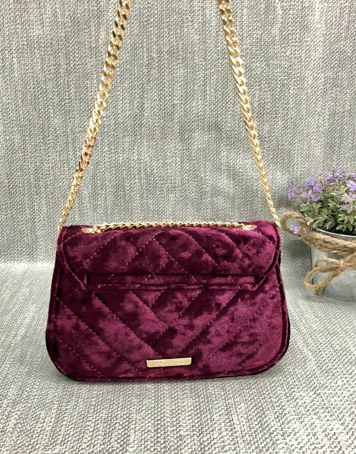 CHARLES & KEITH TASSEL DETAIL SHOULDER BAG กระเป๋าสะพายข้าง ทรงน่ารัก ด้านหน้ามีพู่ห้อย เปิดปิดกระเป๋าแบบแม่เหล็ก ด้านในโล่ง มีช่องซิป 1 ช่อง และช่องใส่บัตรได้ 3 ช่องค่ะ สายสะพายโซ่สีทองหรูหราค่ะ