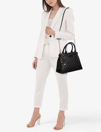 Guess Elliana Quilted-Look Handbag กระเป๋าสะพายรุ่นใหม่ล่าสุดจาก Guess วัสดุหนังนิ่มเรียบ แต่งลายตารางสวยดูมีดีเทล ขนาดกำลังดี น้ำหนักเบา ด้านหน้าประดับโลโก้แบรนด์แบบนูน มีช่องใส่ของหลายช่อง เปิดปิดด้วยกระดุมแม่เหล็กและช่องซิป ภายกว้างมีช่องใส่ของแยกเป็นส