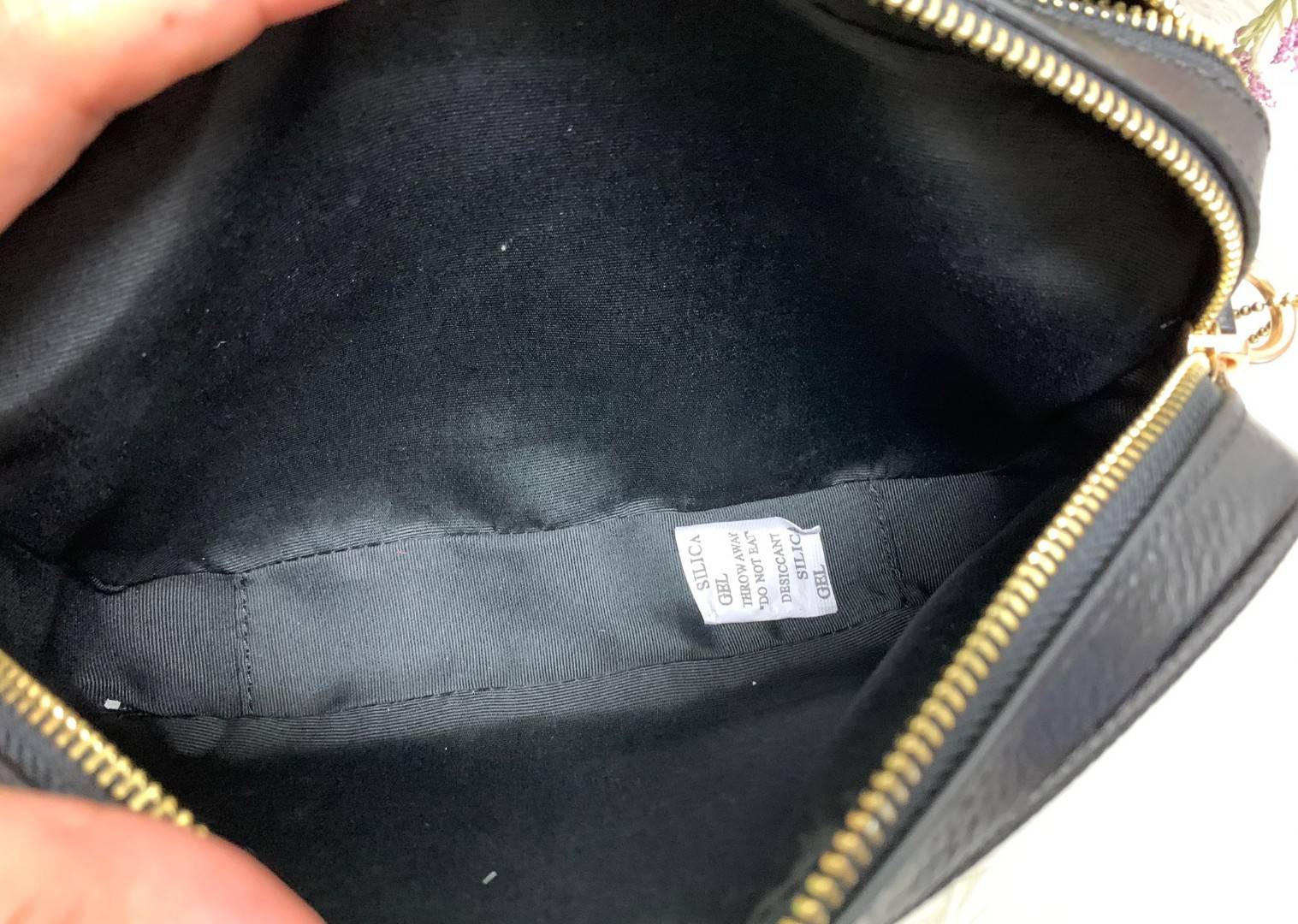 Coach Leather Jes Crossbody in Colorblock ((72704)) กระเป๋าสะพายข้าง//ครอสบอดี้ร์ วัสดุหนังแท้ หนังนิ่มสวยงาม มากๆค่ะ ด้านหน้ามีโลโก้แบรนด์เด่นชัดสะดุดตา ช่องหลักแบ่งเป็น2ซิป แต่ละช่องกว้าง ใส่กระเป๋าเงินใบยาวได้ ของอื่นๆได้จุค่ะ มีช่องเล็กให้ใส่ของจุกจิก