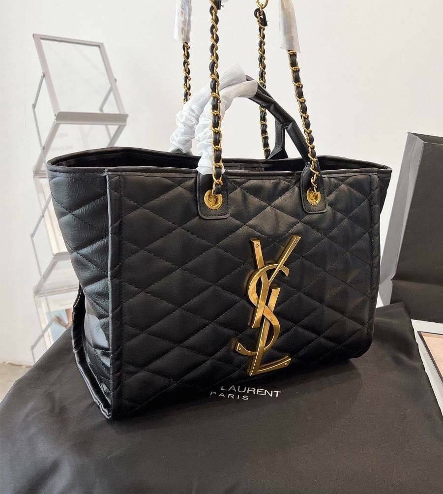 SAINT LAURENT ICARE MAXI SHOPPING BAG IN QUILTED LAMBSKIN / YSL ICARE MAXI SHOPPING BAG กระเป๋าทรงช็อปปิ้งใบใหญ่ มาพร้อมใบลูก พร้อมส่ง ใหม่ล่าสุด หนังนุ่มบุลายนวม โดดเด่นด้วยโลโก้แบรนด์และสายสะพายไหล่ใช้โซ่ทองอย่างดี สวยและหรูมากๆ ภายในกระเป๋ากว้างใส่สัมภ
