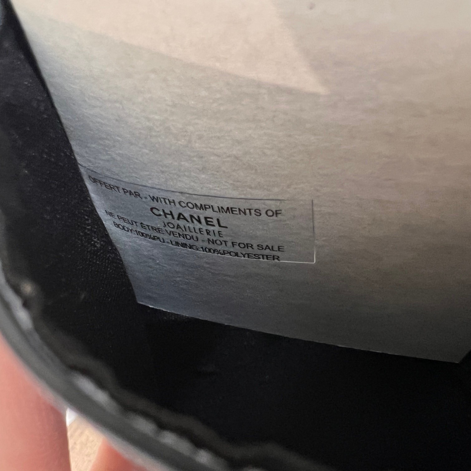 ด่วนมีจำกัด!! CHANEL COCO SMARTPHONE CASE AND CROSSBODY BAG กระเป๋าใส่มือถือ ใส่บัตร ที่มาพร้อมสายสะพายสวยหรู ตัวหนังนิ่ม ขนาดกำลังน่ารัก